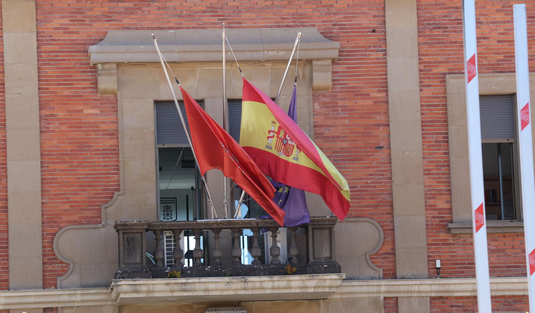 Banderas a media asta en la comisaría de Beloso de Policía Foral