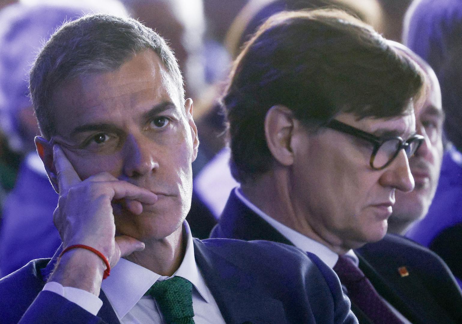 El presidente del Gobierno, Pedro Sánchez junto al presidente de la Generalitat, Salvador Illa, en el Palau de Congressos de Catalunya.