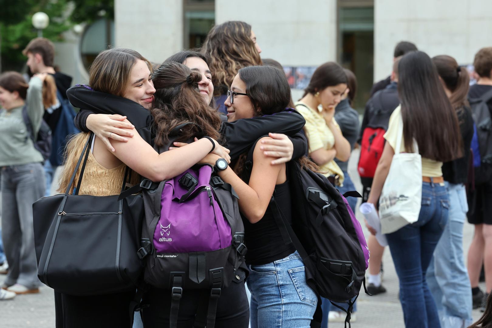 Un grupo de alumnas de Bachillerato se abrazan en la UPNA, antes de comenzar el martes las Pruebas de Acceso a la Universidad (PAU).