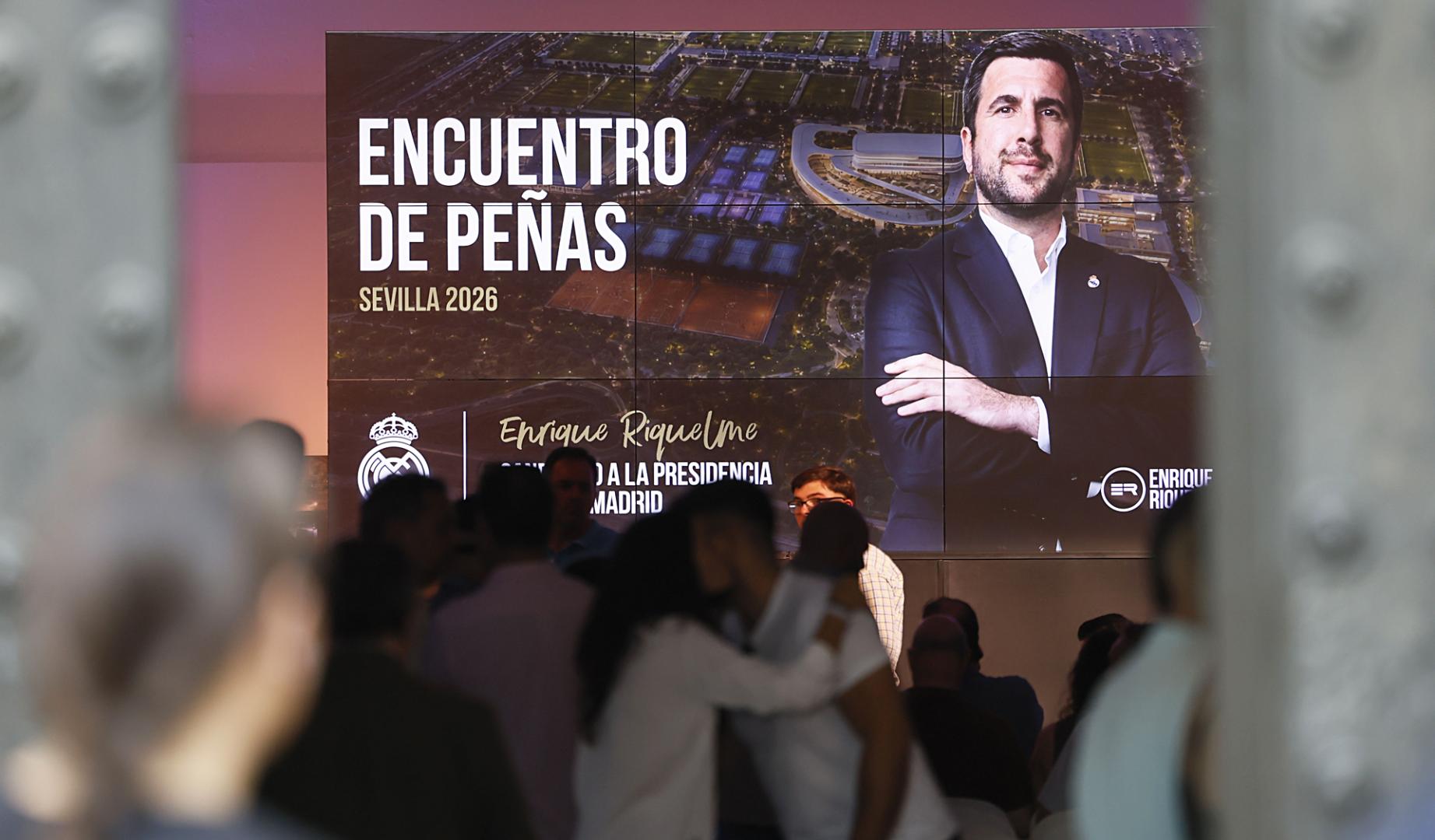 El candidato a la presidencia del Real Madrid, Enrique Riquelme, asiste a un encuentro con las peñas celebrado en Sevilla
