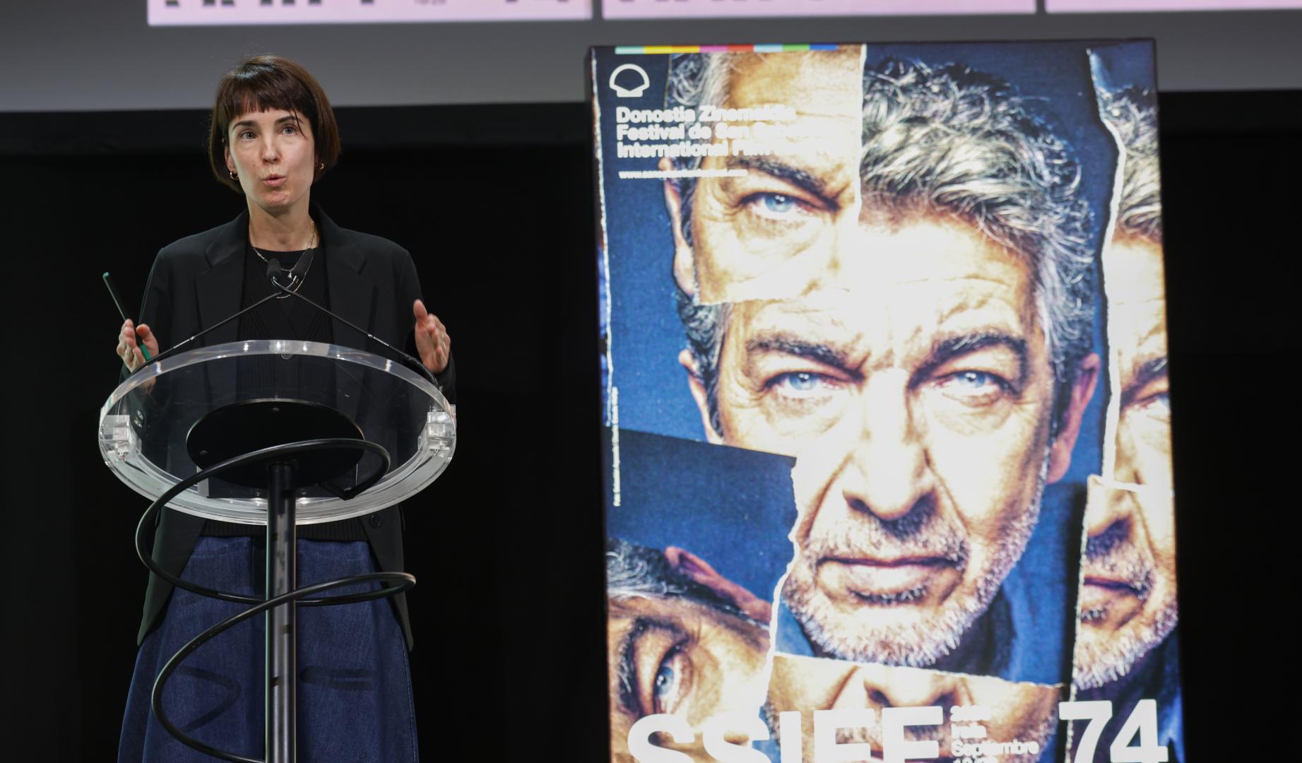 Maialen Beloki, directora del Festival, junto al cartel protagonizado por Ricardo Garín
