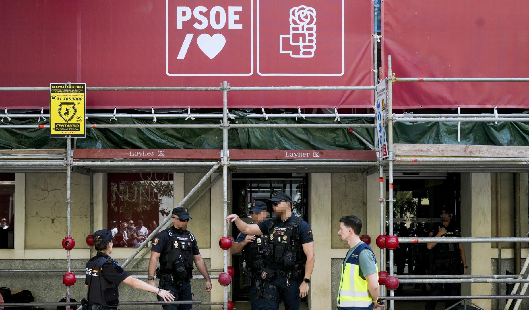 Agentes durante la inspección de la sede del PSOE en Ferraz el pasado 27 de mayo