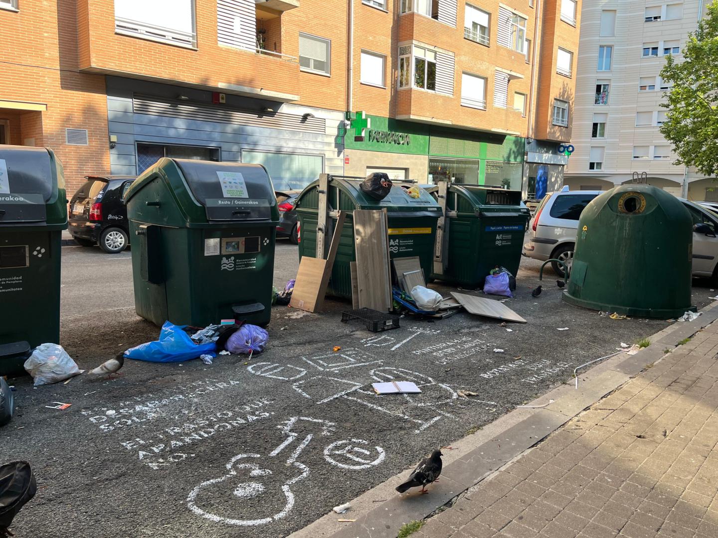 Basura tirada junto a un grupo de contenedores que entran en la campaña de sensibilización, en Burlada. La imagen se tomó este domingo 31 de mayo.
