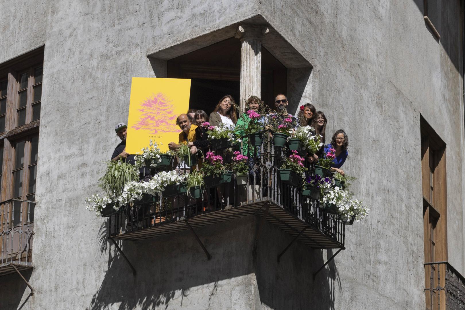 El balcón esquinero de Condestable, este miércoles, con plantas y flores para esta edición de Arbola