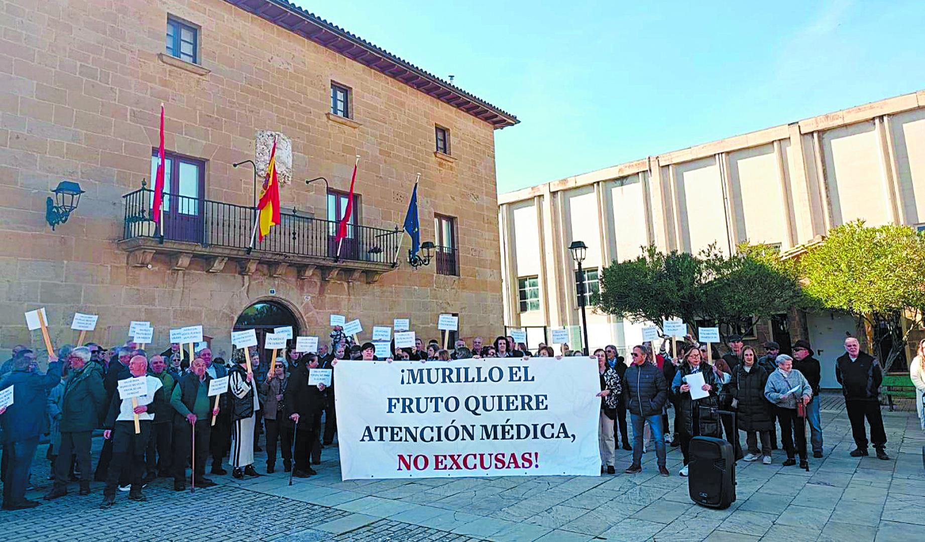 Imagen de una concentración en Murillo el Fruto para pedir estabilidad en el consultorio médico