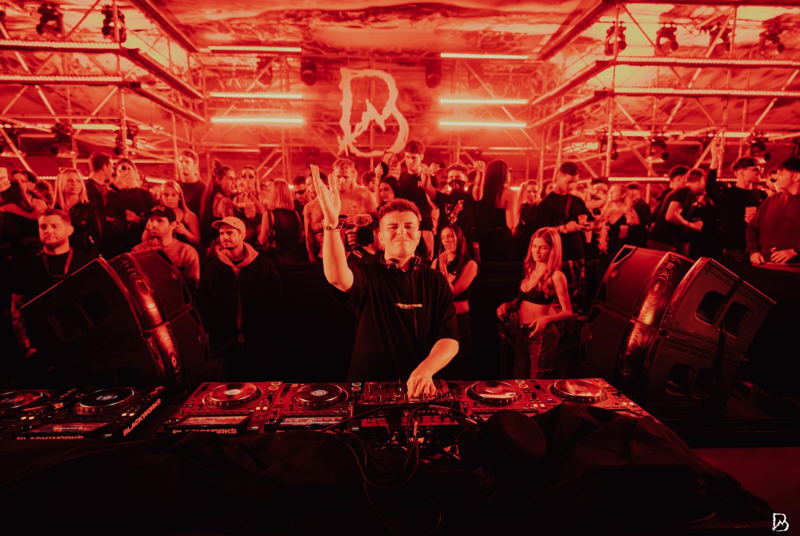 El fundador de Blackworks, Dani Novoa, pincha en una fiesta en Valencia