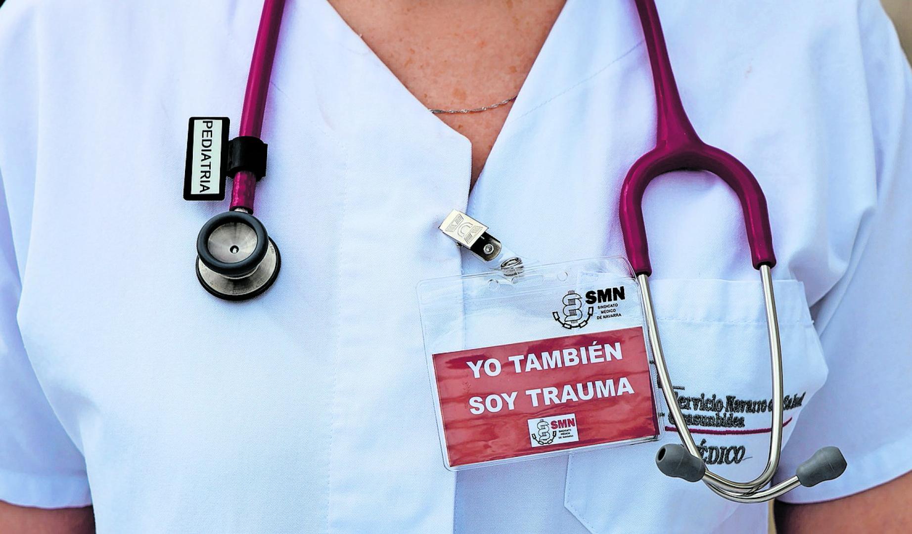 Concentración en el hospital de Estella en el contexto de las protestas médicas de abril