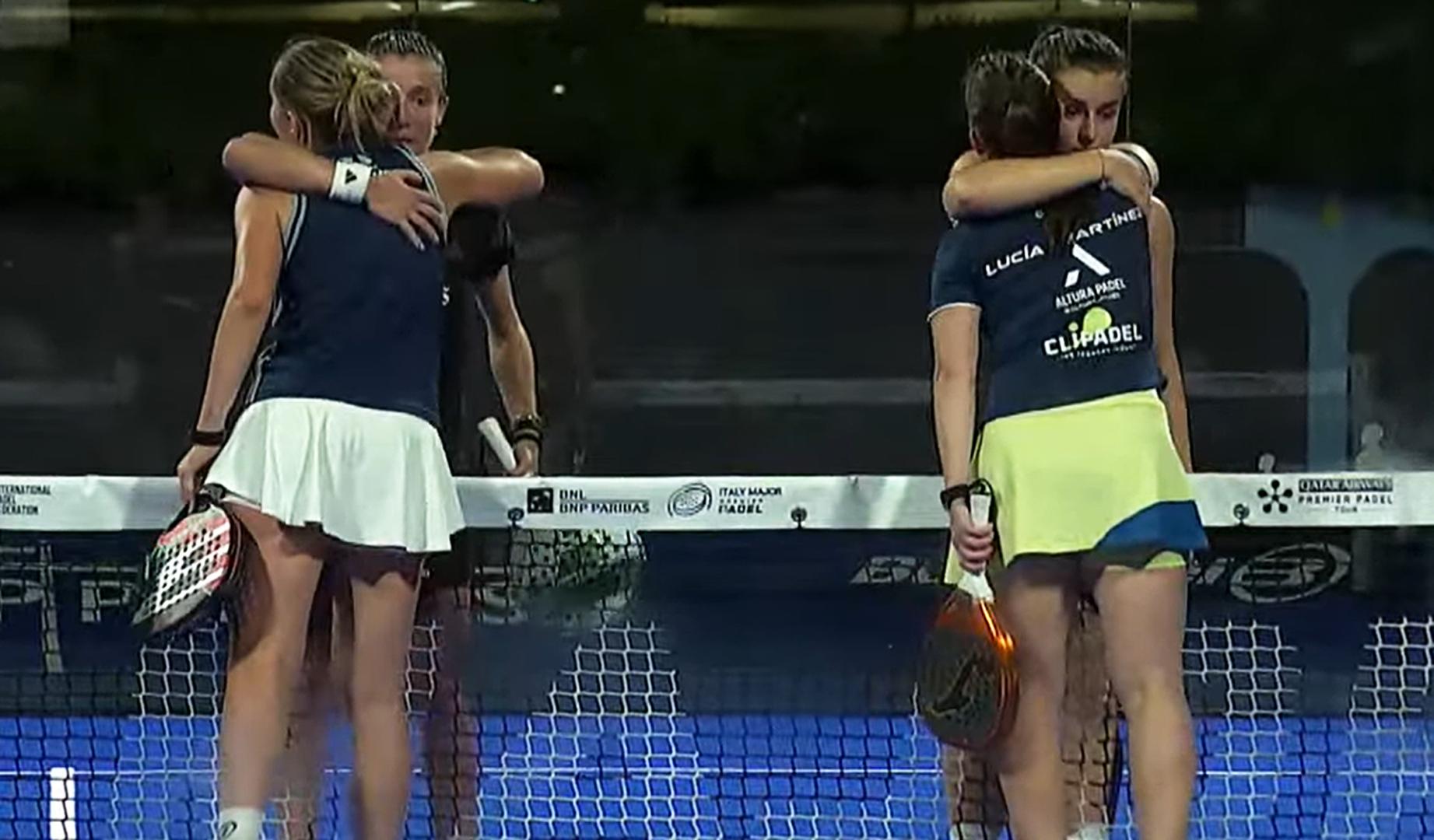 Marta Ortega y Martina Calvo saludan a Agueda Perez y Lucía Martínez al finalizar el encuentro