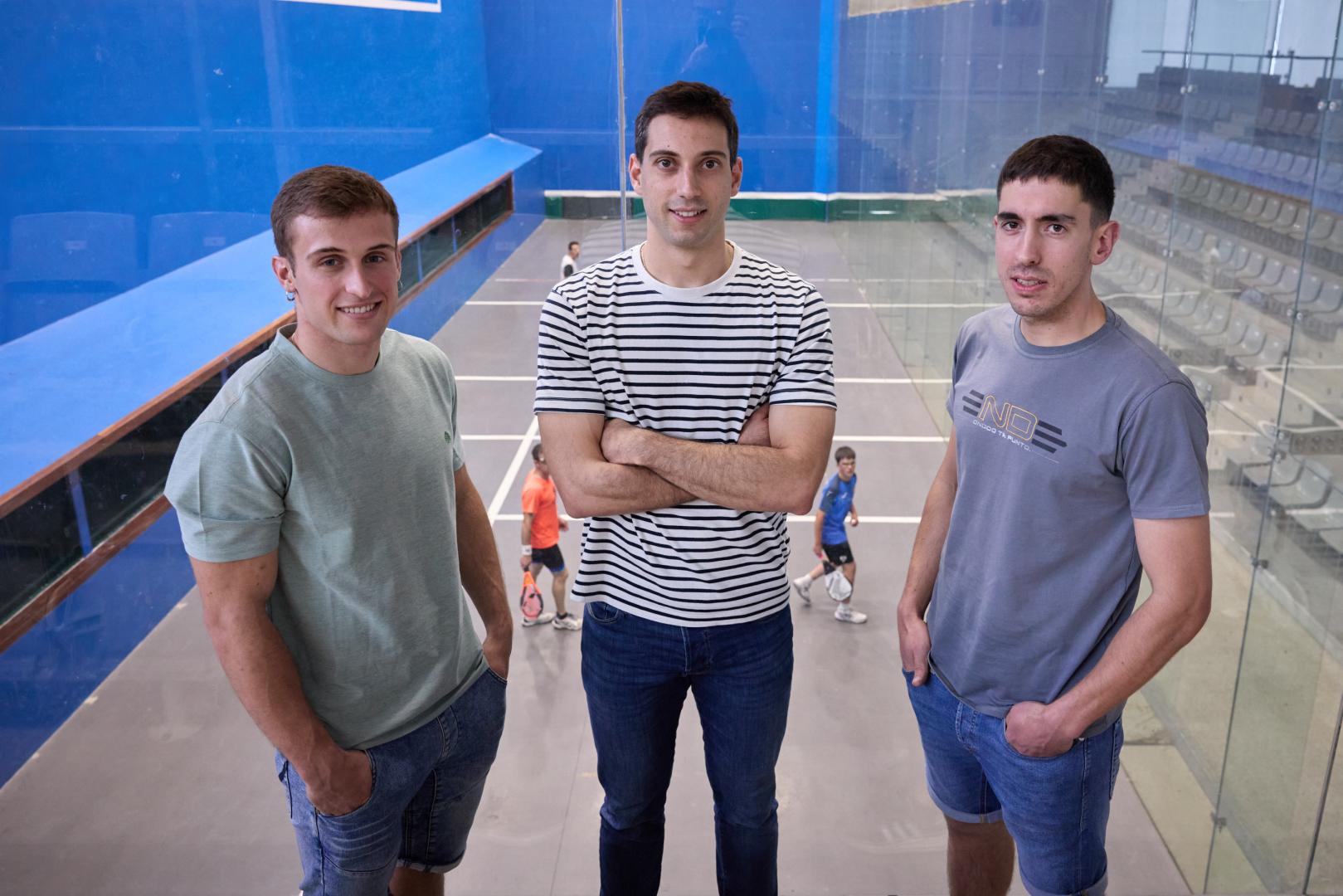 A* Jesús Garzaron Arai Murillo, Luis Sánchez y Aingeru de la Fuente en el trinquete de Mendillorri donde se medirán el viernes a cuatro pelotaris franceses especialistas en este tipo de cancha.jesús garzaron