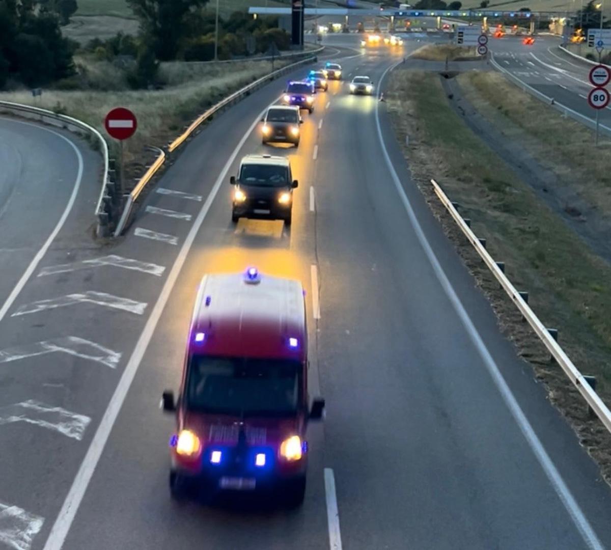 El cortejo fúnebre con los cuerpos de los agentes de la Policía Foral fallecidos, a su paso por Zuasti
