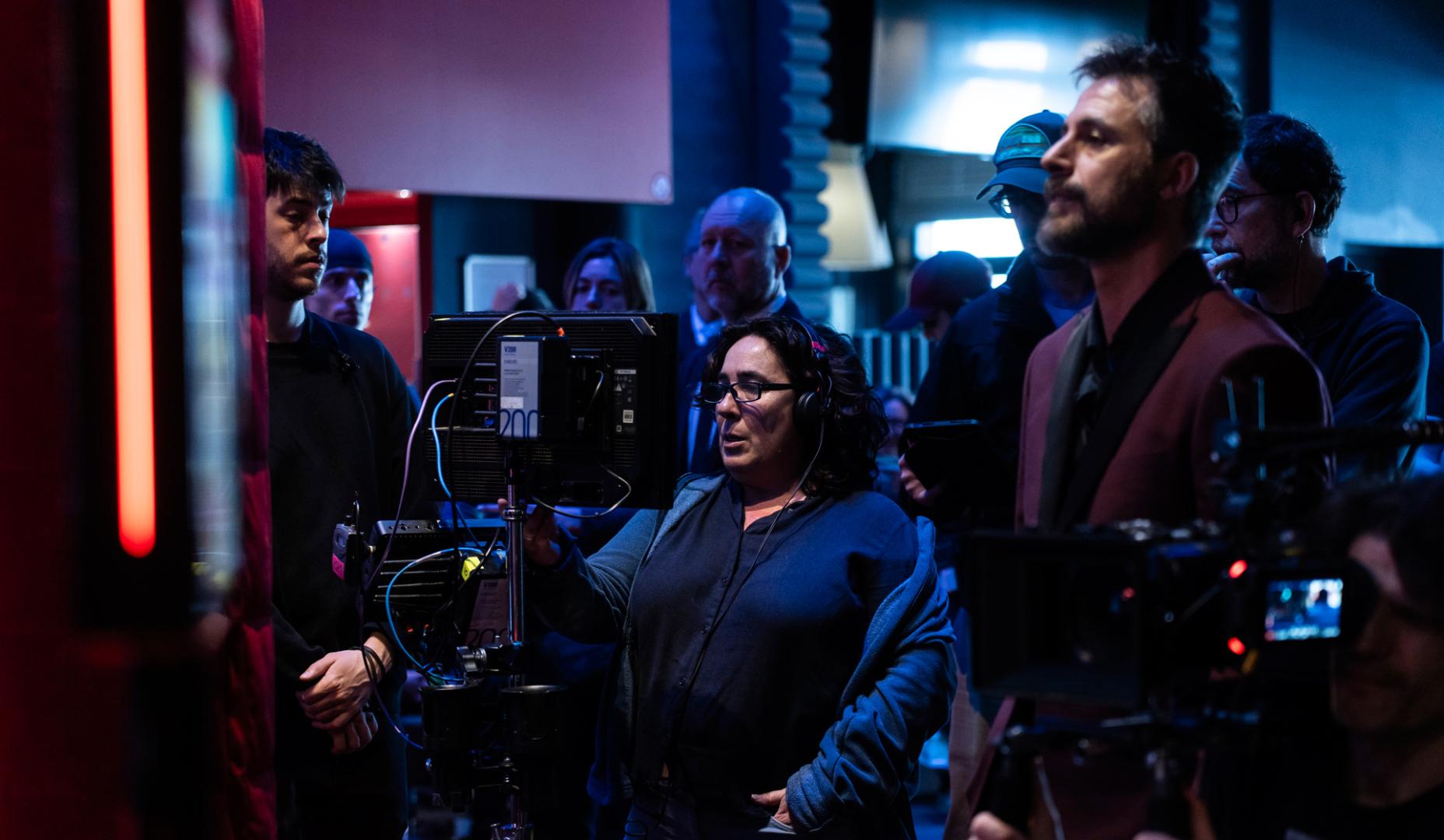 La directora Arantxa Echevarría junto al actor Hugo Silva en el rodaje de 'Cada día nace un listo'