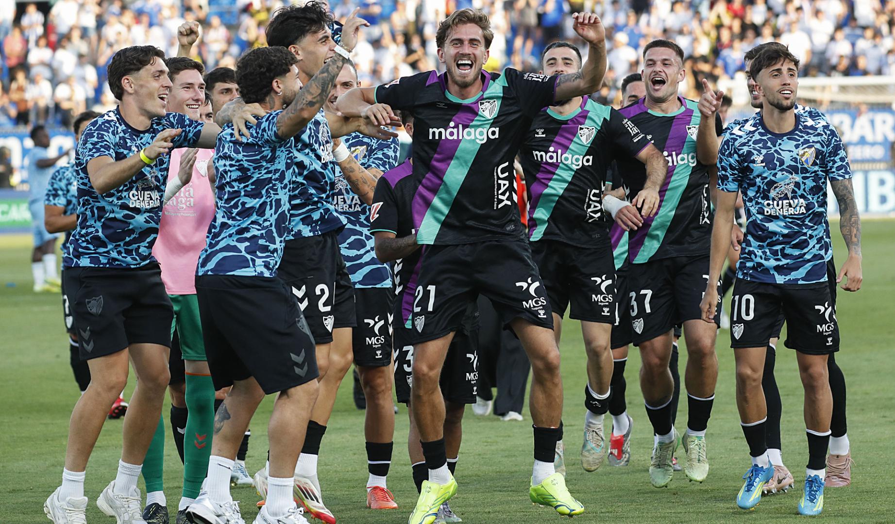 Los jugadores del Málaga celebran la victoria tras el partido de la última jornada de LaLiga Hypermotion contra el Real Zaragoza
