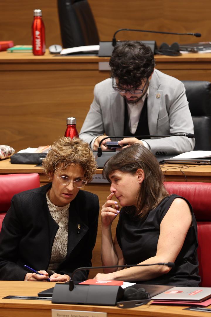 A:  EDUARDO BUXENS F:    04  JUNIO 2026 L:   PAMPLONA , PARLAMENTO DE NAVARRA T: PARLAMENTO DE NAVARRA - PLENO ,  MINUTO DE SILENCIO POR LOS POLICÍA FALLECIDOS EN ACCIDENTE DE TRÁFICO
