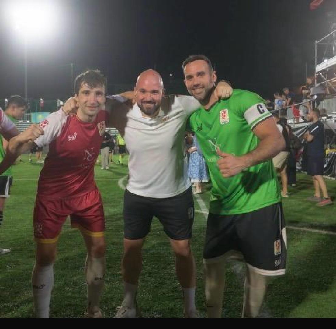 Los tres navarros se fotografiaron nada más ganar la final en Albania