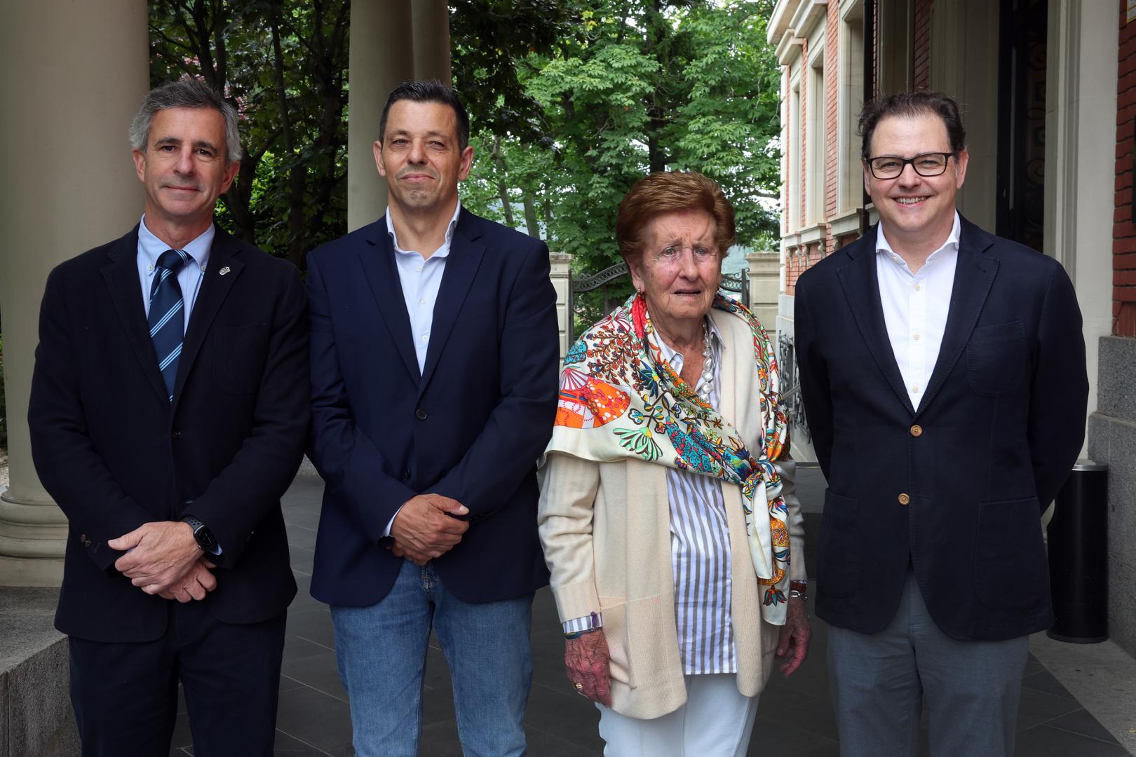 Tomás Rubio, presidente del Colegio Oficial de Médicos de Navarra, junto al premiado David González Moreno, María Antonia Soto, hija de Federico Soto, y Fco. Javier Olivar de Julián, también premiado.