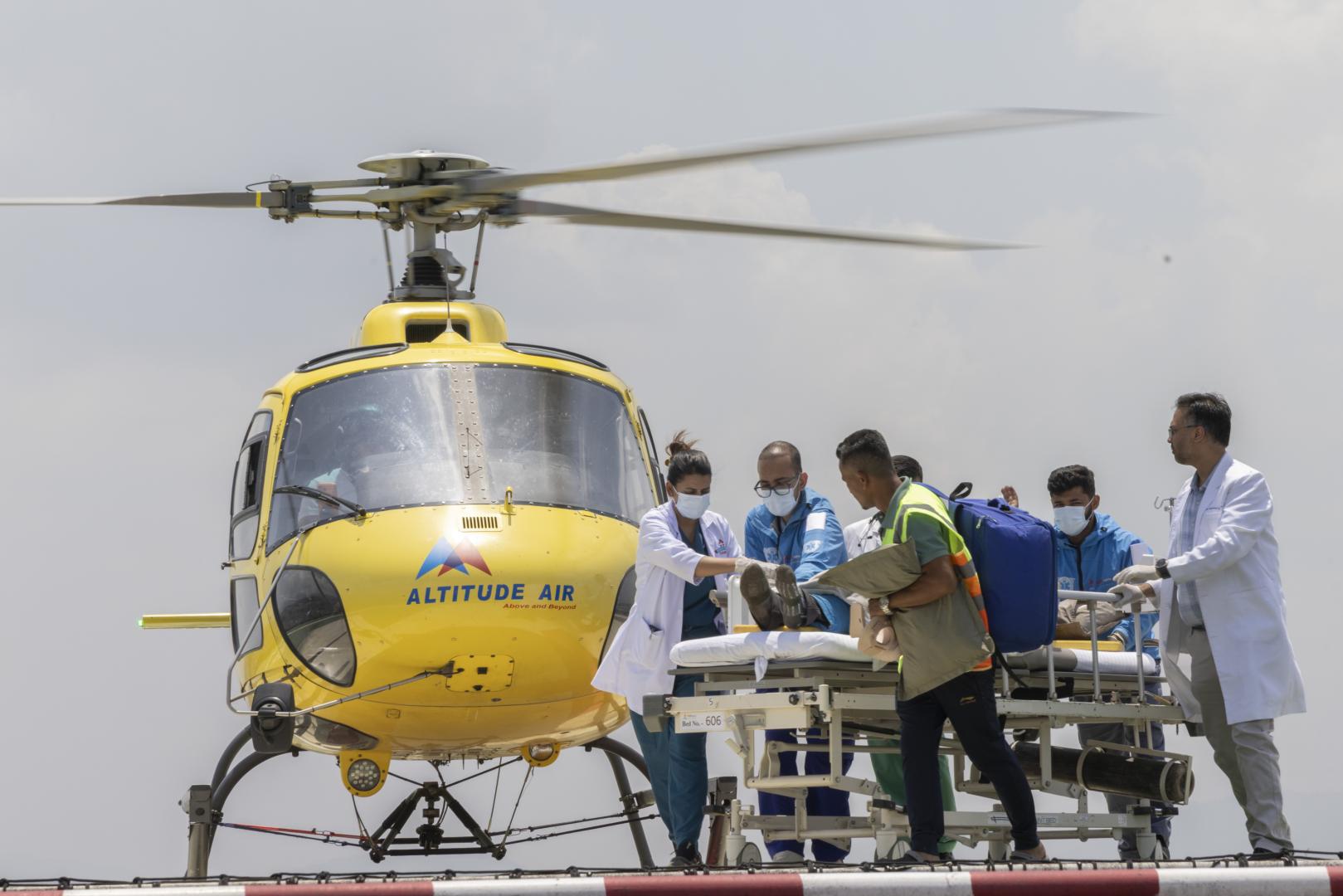 Dawa Sherpa, tras descansar, comer e hidratarse el Base, ha sido trasladado de urgencia en helicóptero a un hospital de la capital de Nepal, Katmandú