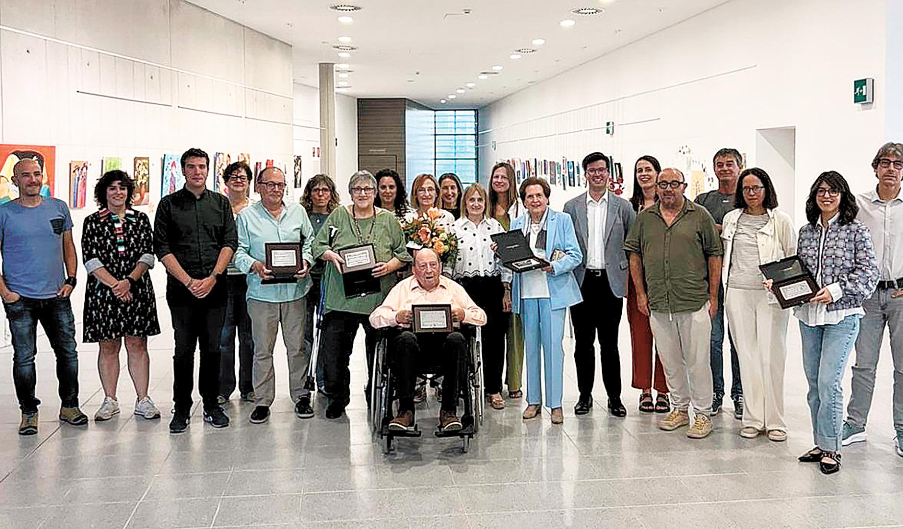 Homenajeados, representantes institucionales y municipales posaron en el centro cultural tras terminar el acto