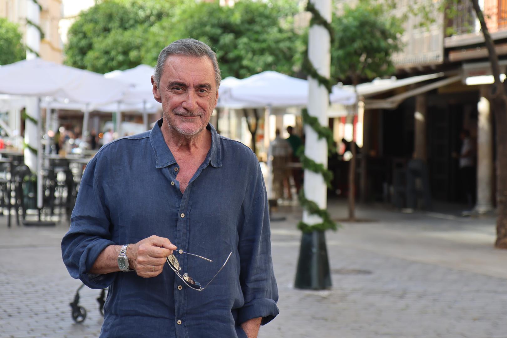 Carlos Herrera posa para 'Diario de Navarra' en la Plaza del Salvador, corazón del casco antiguo de Sevilla