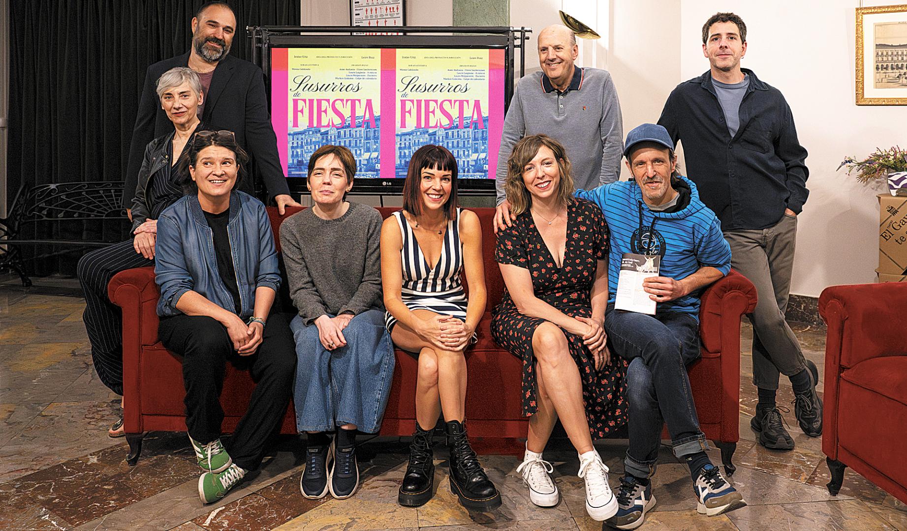 Arriba, de izquierda a derecha: Asier Andueza, dramaturgo de ‘I love Sanfermines’, y los intérpretes Marta Juániz, José María Asín y Oier Zúñiga. Abajo: de izquierda a derecha: las dramaturgas Laura Laiglesia (’A raticos’) y Laura Molpeceres (’Encierro’), las directoras, Iratxe García Úriz y Leire Ruiz, y Txori García Úriz