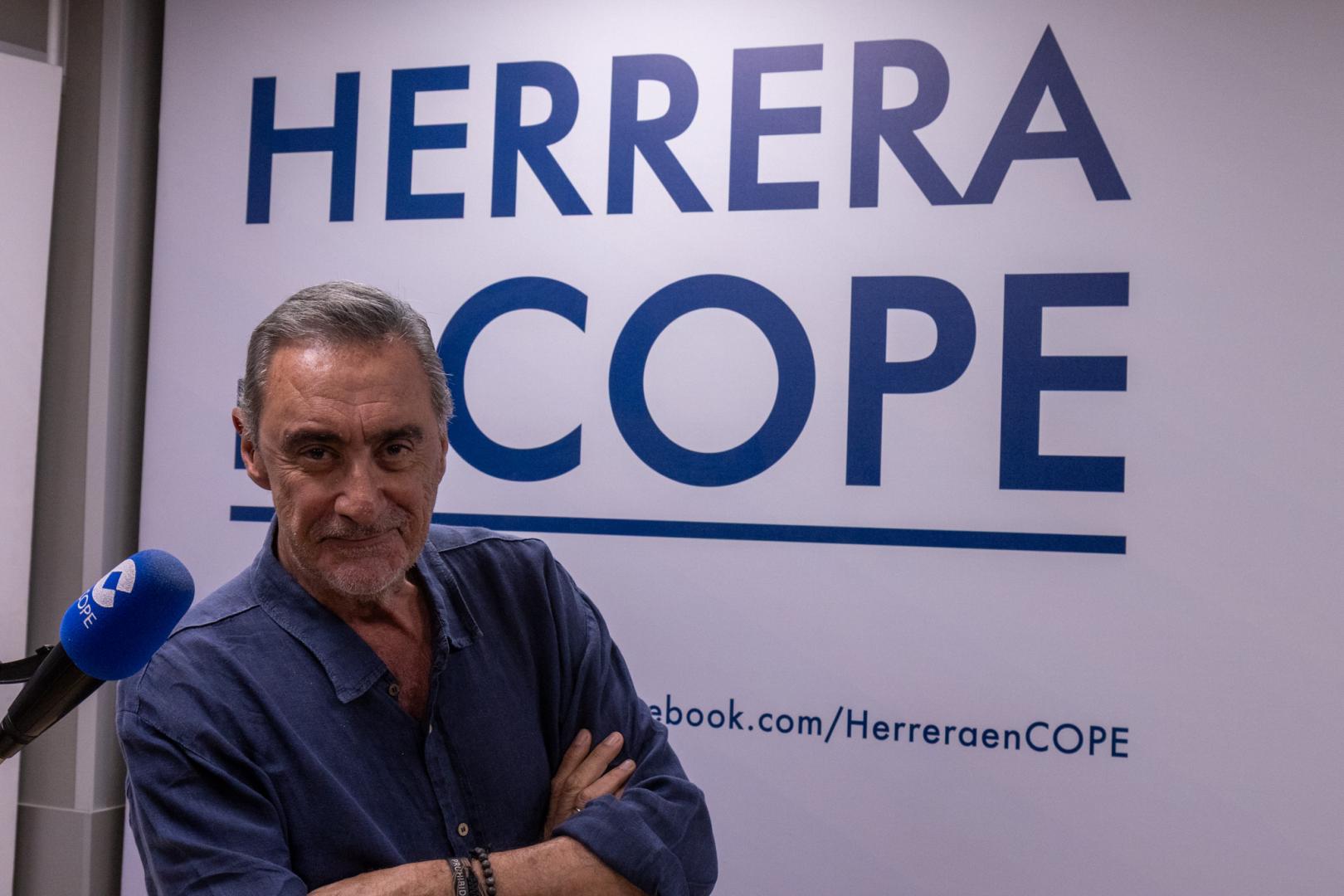 Carlos Herrera, al lado del micrófono en el estudio central de COPE Sevilla