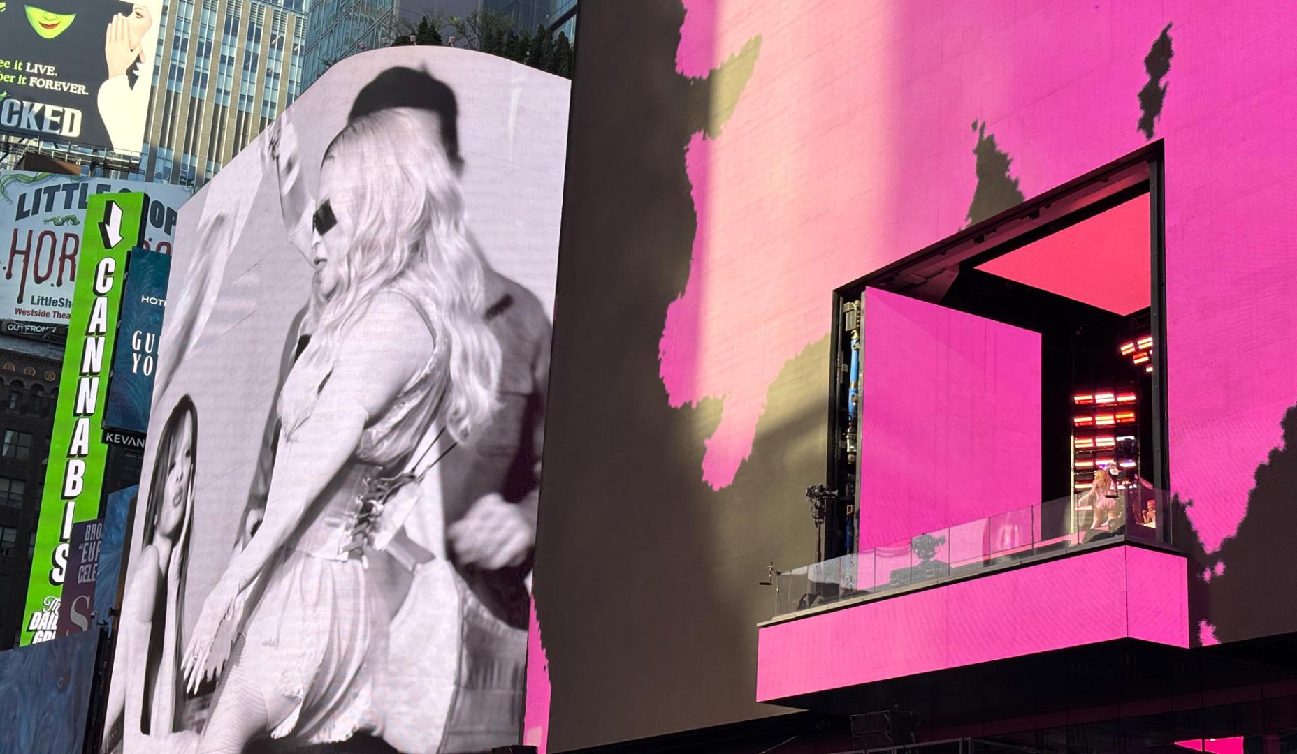 Madonna, durante su concierto sorpresa en Times Square