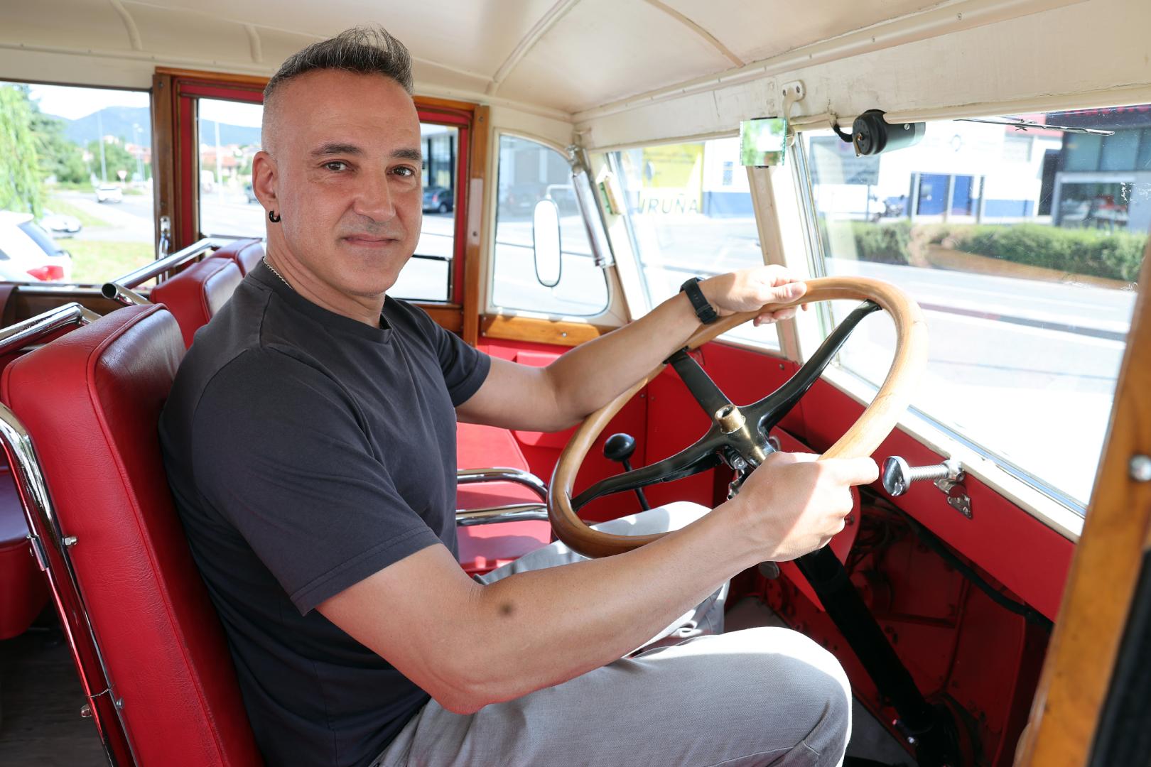 Javier Navarro Beunza, al volante del autobús que se matriculó el 10 de junio de 1926.