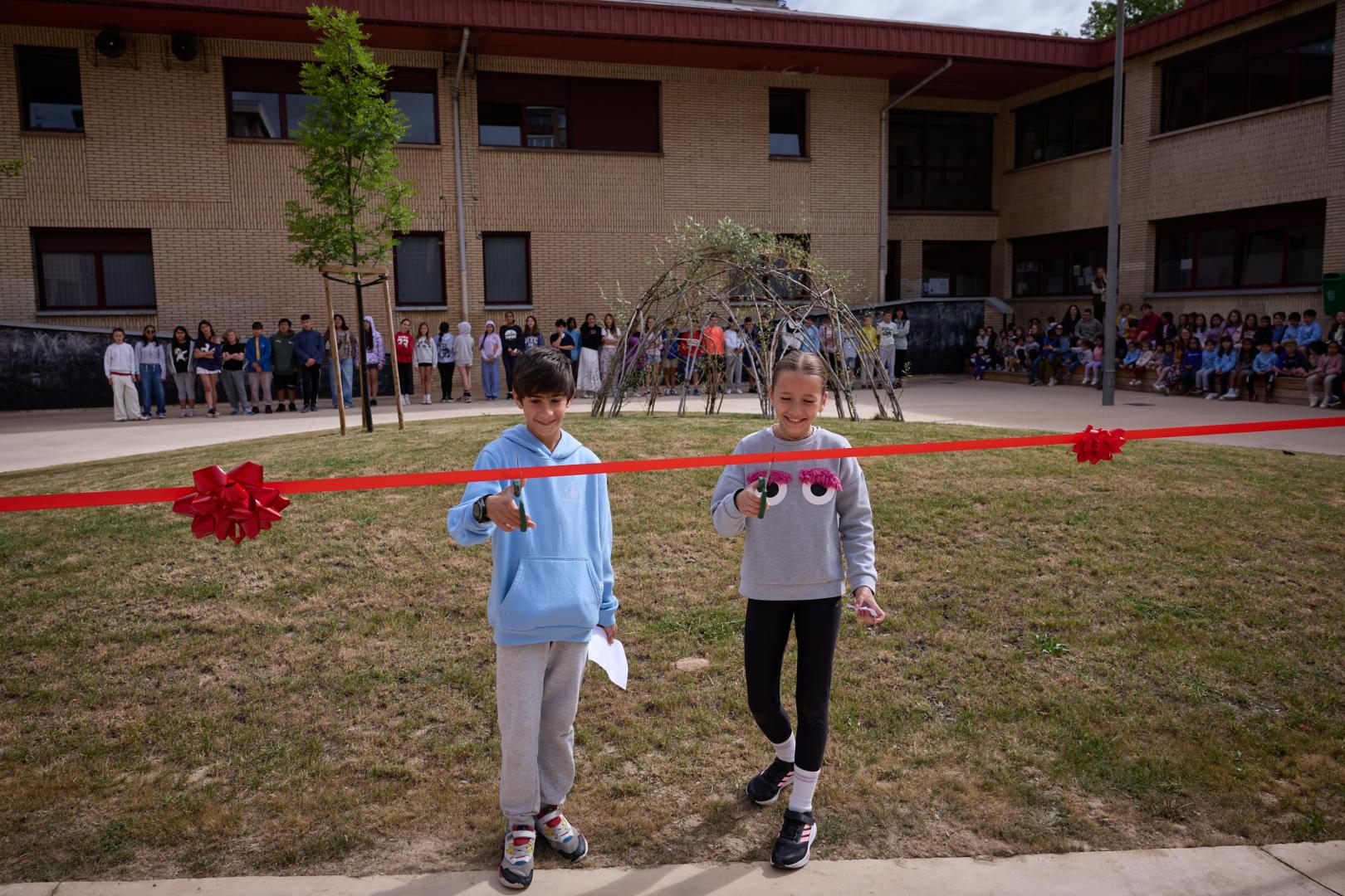A* Jesús Garzaron F* 2026_06_05 T* Inauguración de las obras de renaturalización del patio L* Colegio Iturrama,  Pamplona.