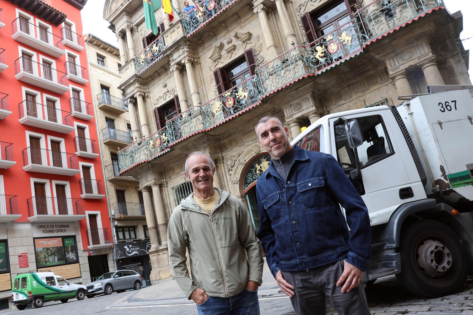 Gorka Asiáin Riezu y Patxi León Goñi, este viernes 5 de junio en la plaza del Ayuntamiento de Pamplona. Eran las 10 de la mañana y justo en ese momento operarios de la limpieza con un camión limpiaban la plaza de los Burgos.