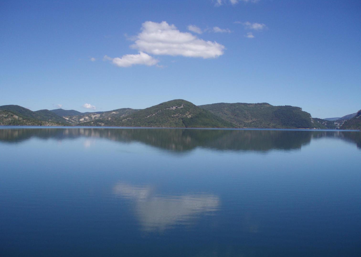 Embalse de Itoiz, el último construido en Navarra, en un momento en el que se encontraba lleno por completo