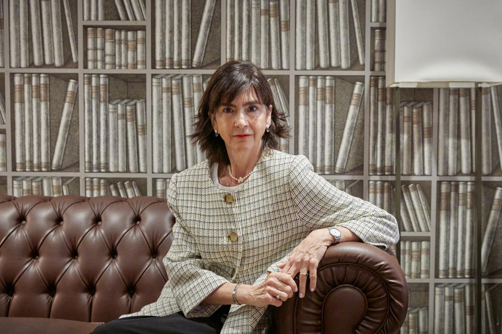 A* Jesús Garzaron T* Marialuz Vicondoa, autora de un libro sobre José León Taberna F* 2023_04_10 L* Horno Artesano, Plaza Vínculo, Pamplona.