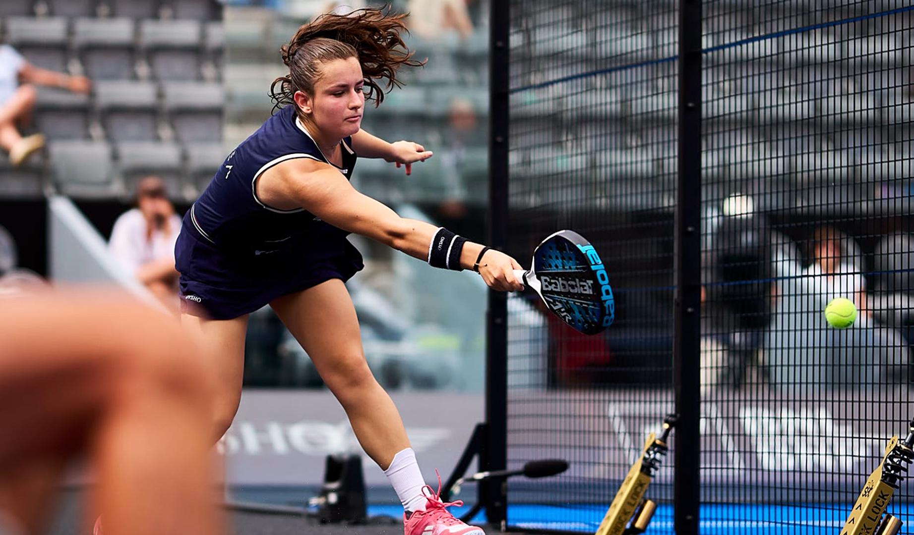 Martina Calvo en uno de los puntos más aplaudidos tras hacer el tanto que cerraba el segundo set saliendo a un por tres de Bea González y devolviéndolo al campo rival