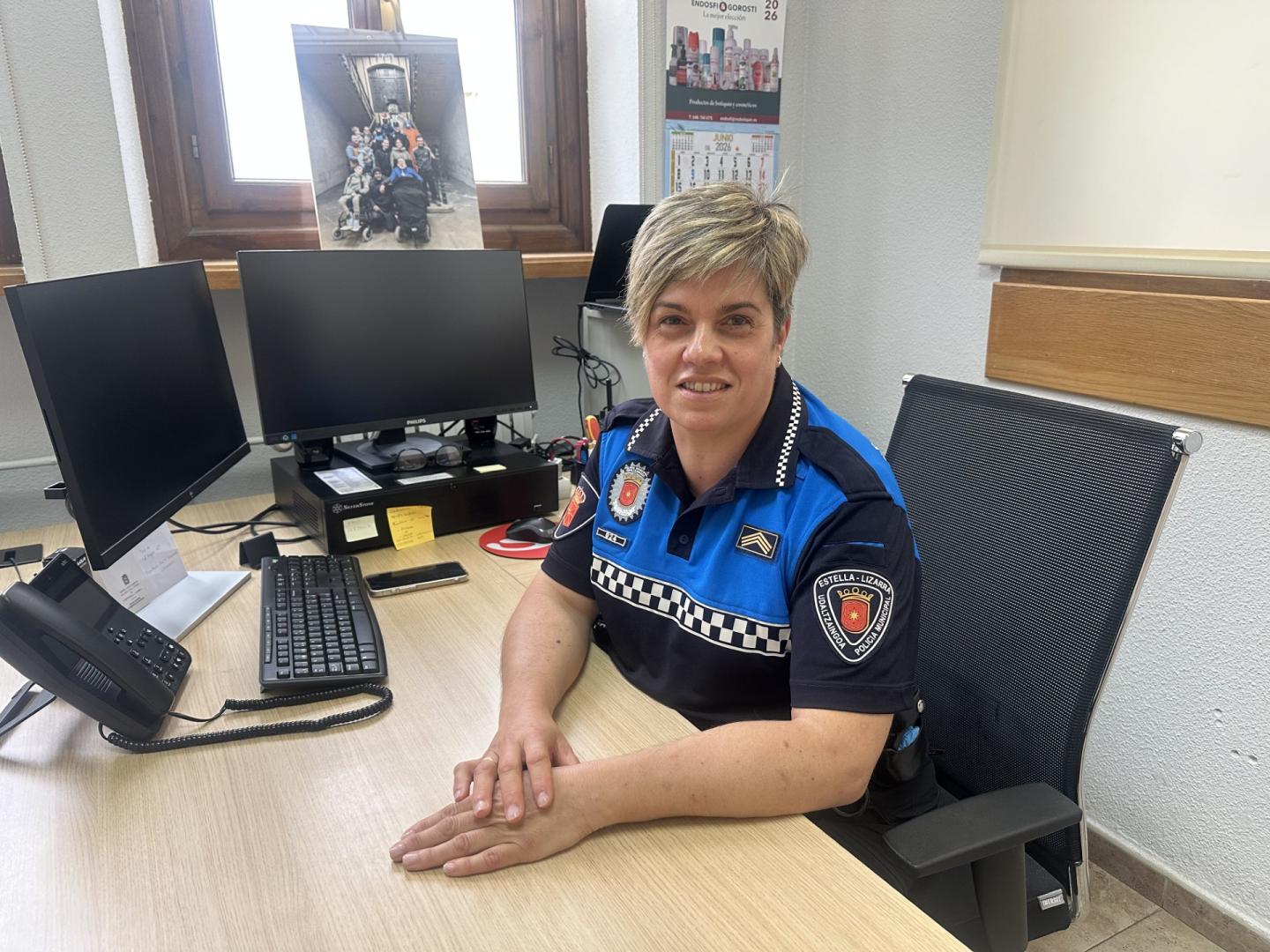 Leyre Ortega Gil en su despacho de jefatura de Policía Municipal situado en el Ayuntamiento de Estella.