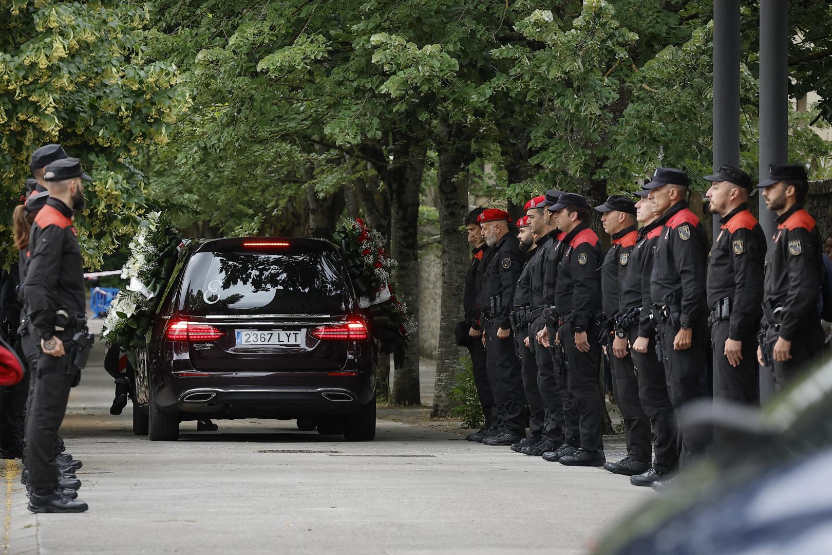 Miembros del Grupo Operativo de Intervención y del GIE de la Policía Foral, ayer, en el cementerio de Pamplona
