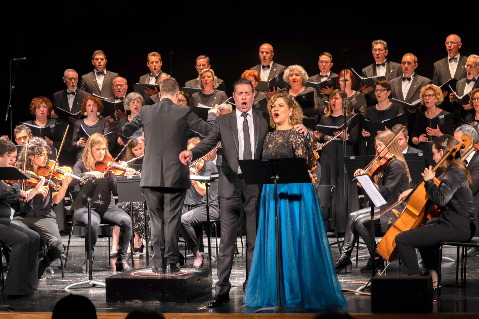 El tenor José Luis Sola y la soprano Raquel Fernández, junto a la Orquesta Sinfonía Navarra y la Coral Olitense.