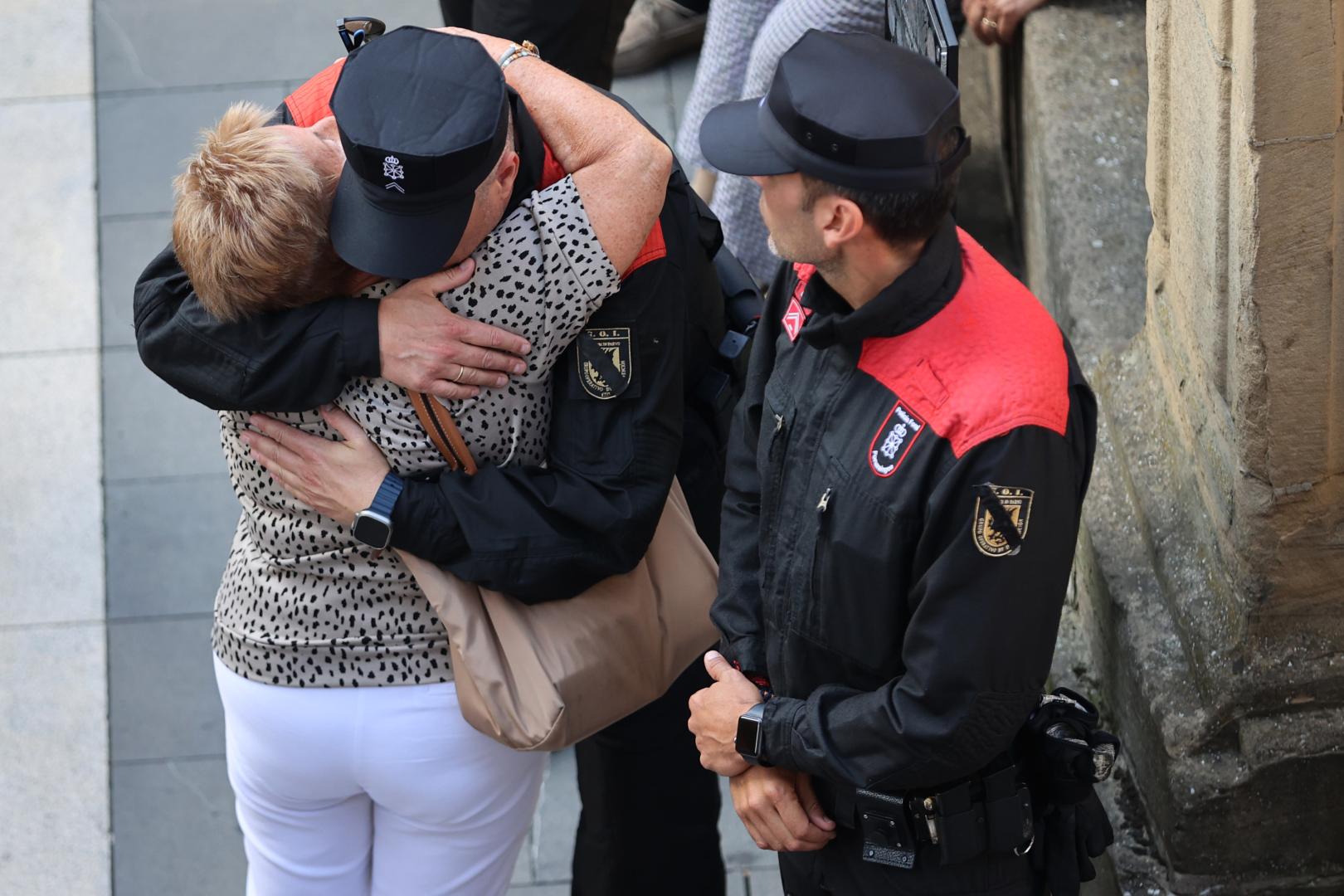Agentes de Intervención, compañeros de los fallecidos, recibieron muestras de afecto
