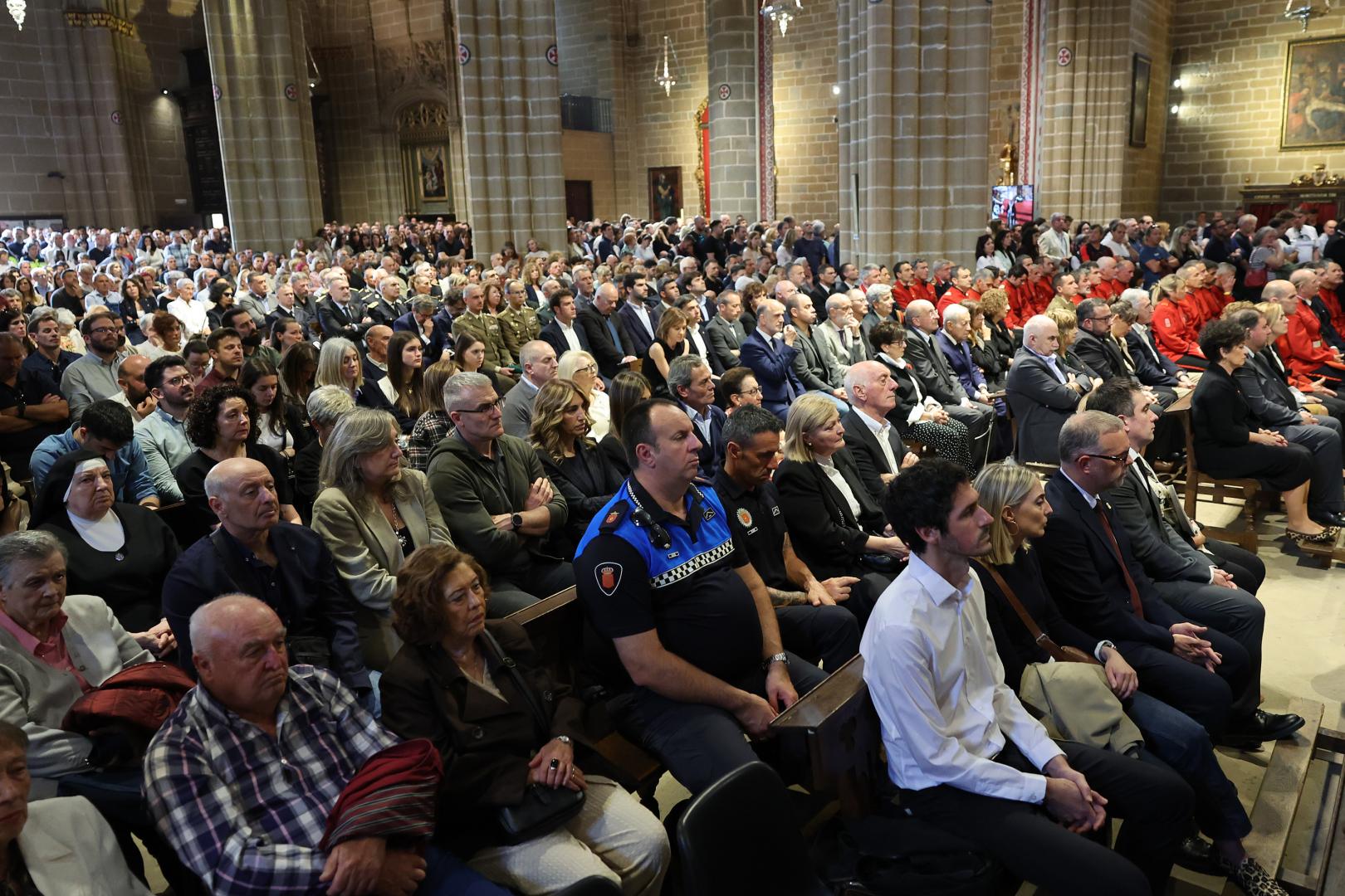 La Catedral de Pamplona se llenó en el funeral por los cinco policías forales fallecidos