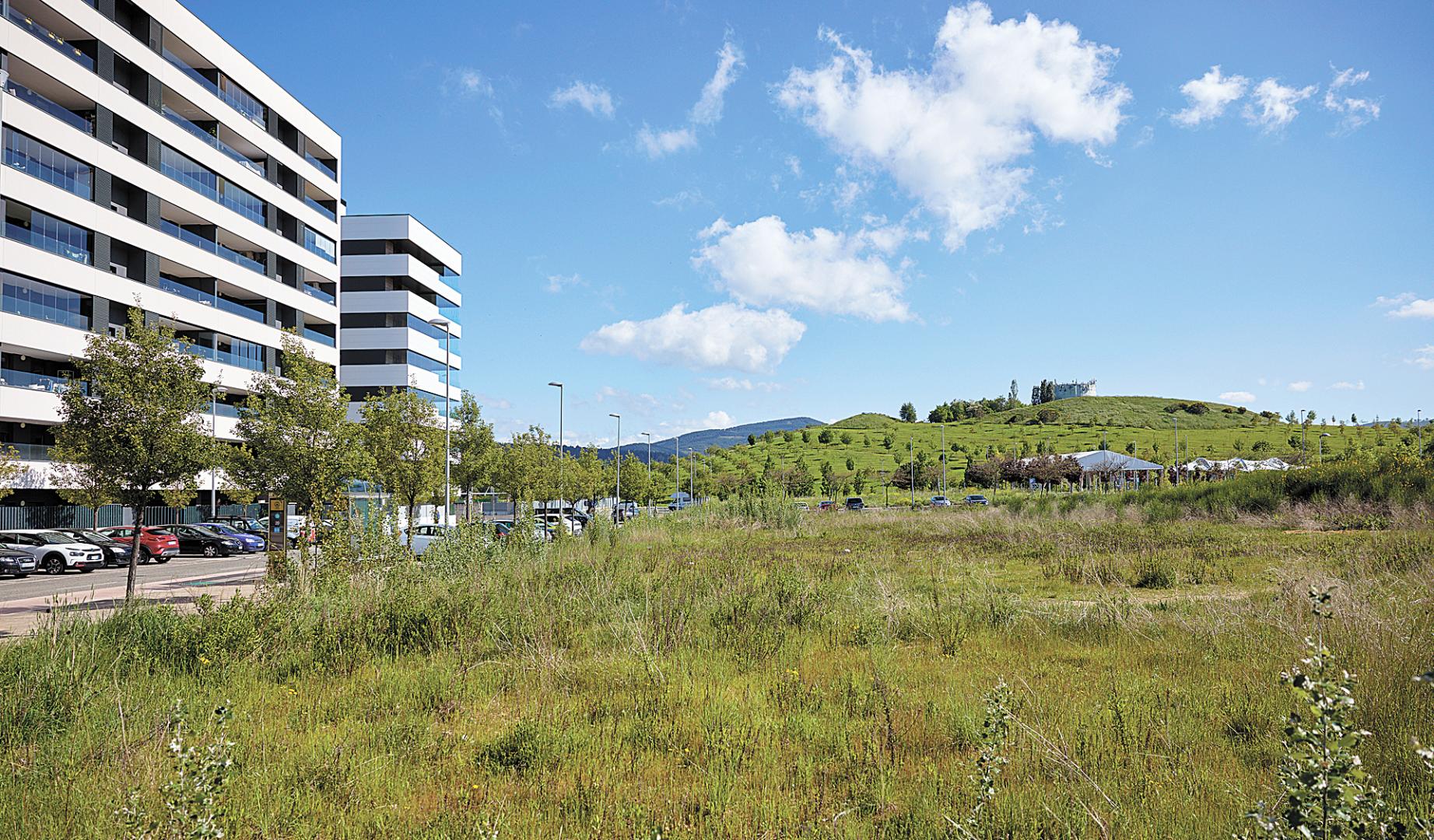 Vista del terreno de Pamplona donde se plantea construir un civivox que EH Bildu anuncia que financiaría con ingresos de la última promoción que se desarrolla en término ahora de Burlada