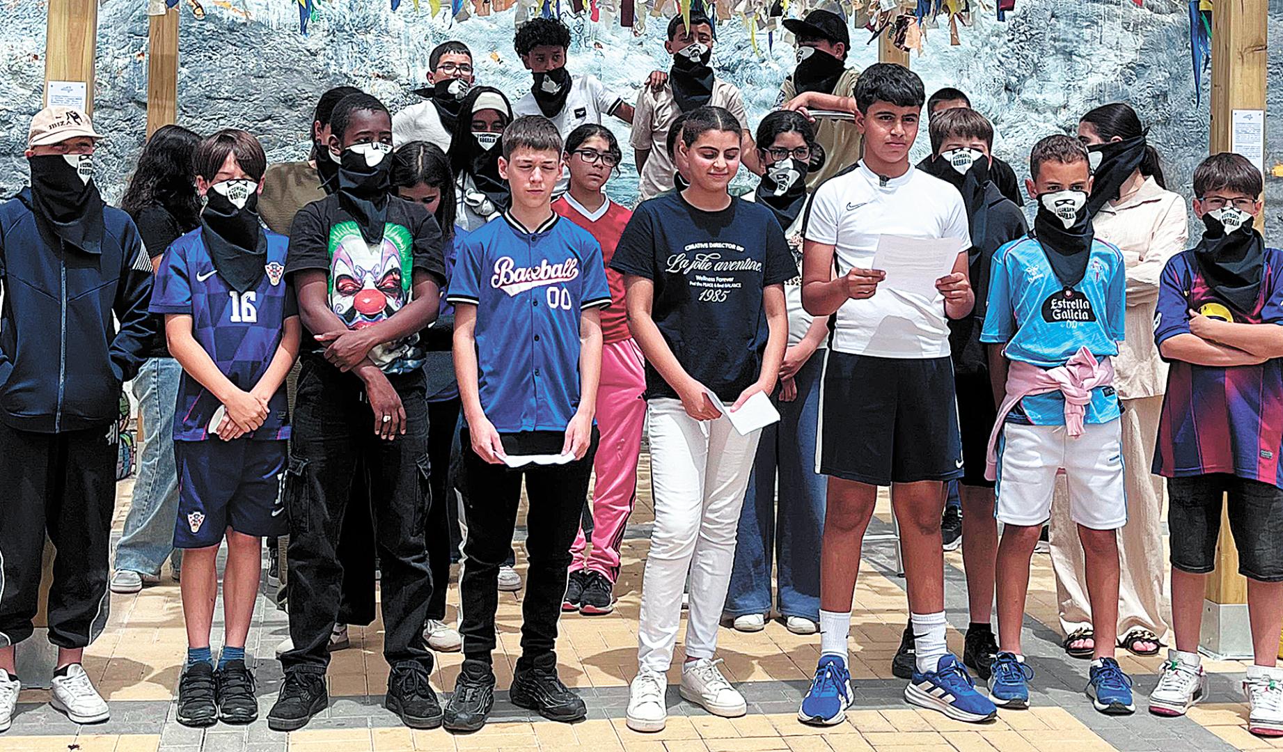 Jóvenes del colegio público de Larraga, bajo el refugio climático