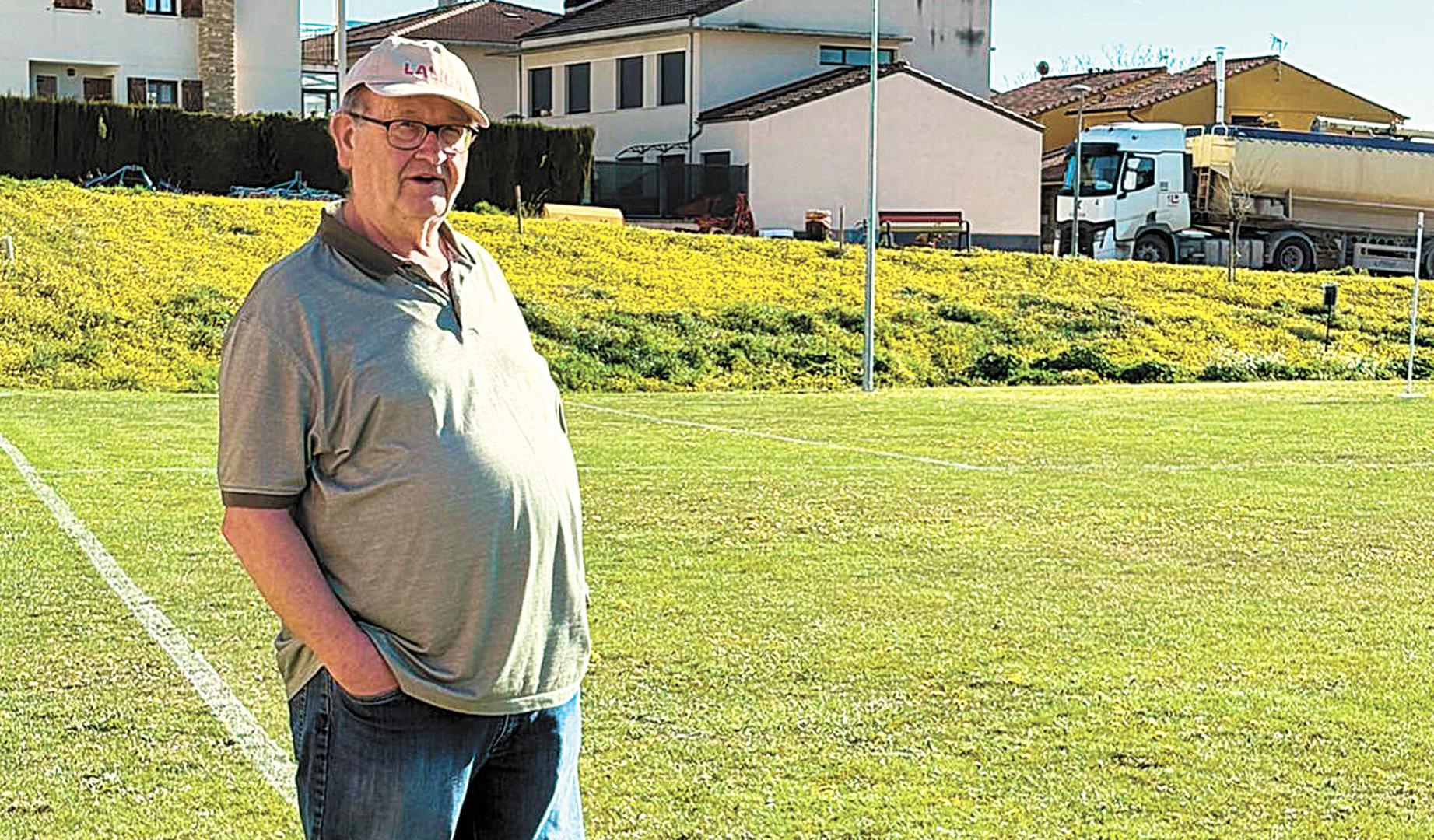 José Arregui, en el campo de fútbol de Garínoain, que lleva su nombre y donde juega el Lagun Artea