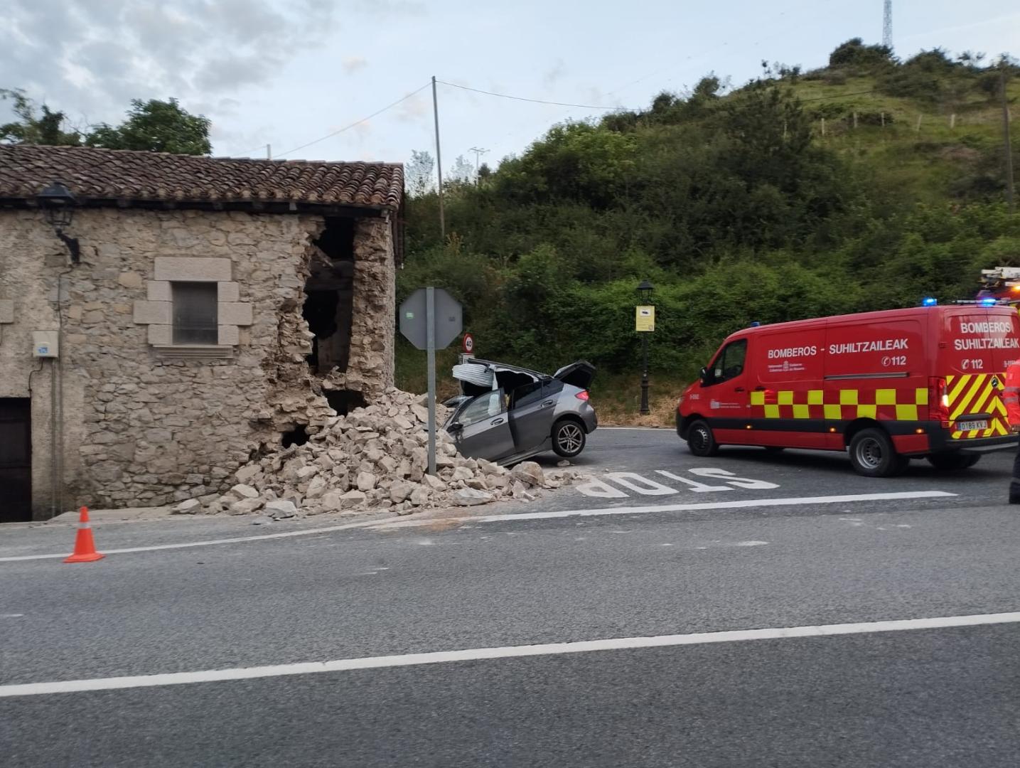 Imagen del estado en el que quedó el vehículo empotrado contra un edificio en Erice