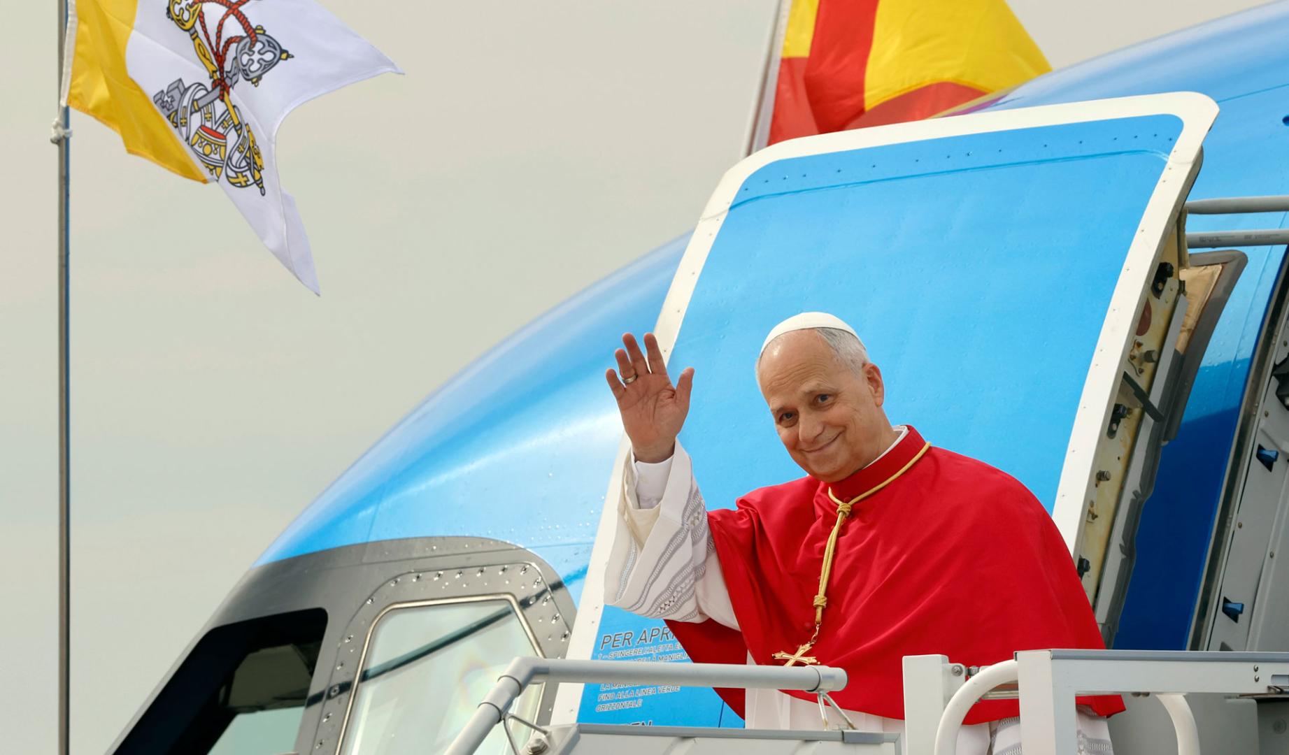 El papa León XIV saluda a su llegada al aeropuerto de Adolfo Suárez Madrid-Barajas, este sábado, para iniciar su primera visita apostólica a España hasta el 12 de junio