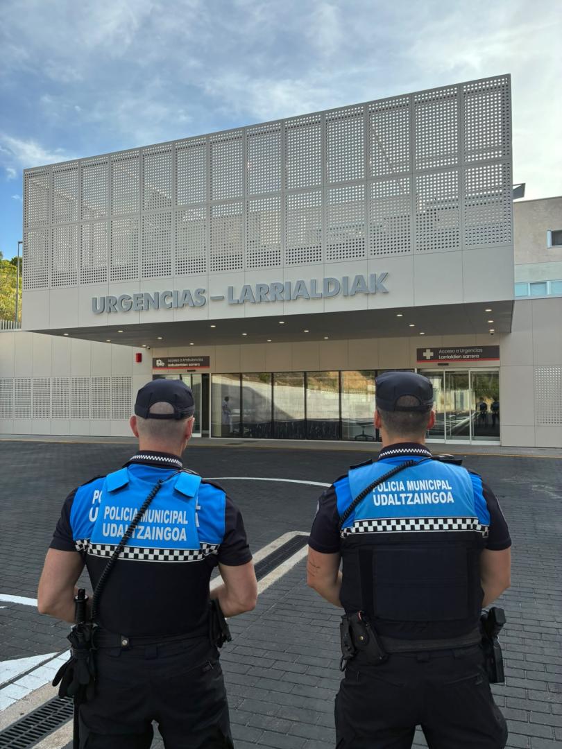 Los dos agentes frente al edificio de Urgencias del Hospital García Orcoyen.