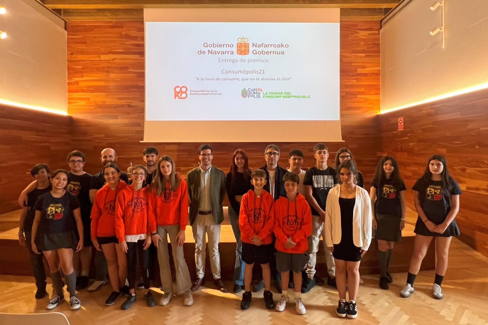 Los equipos ganadores de esta nueva edición del certamen Consumópolis, junto a autoridades.