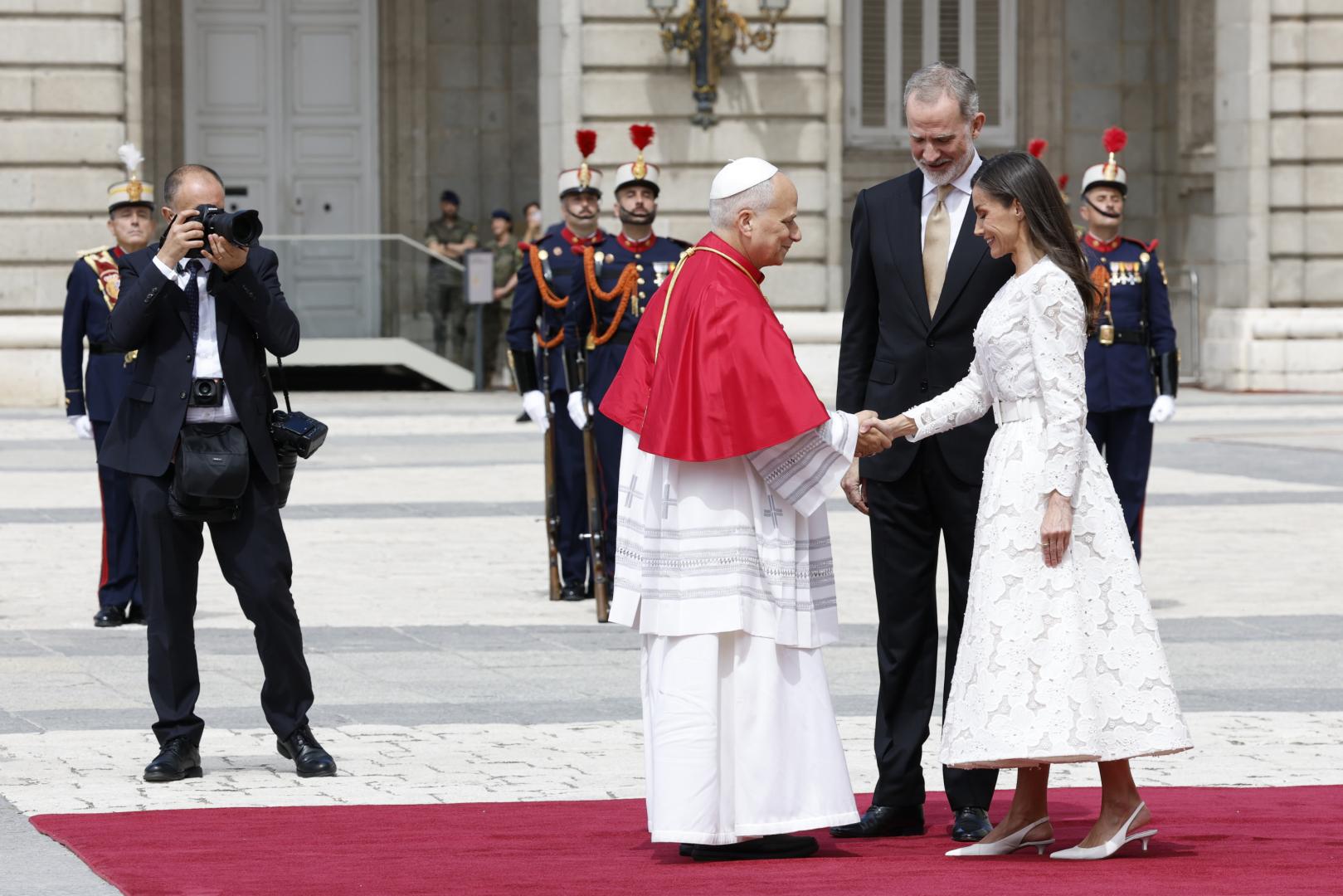 MADRID, 06/06/2026.- El papa León XIV es recibido por el rey Felipe IV y la reina Letizia en la Plaza de la Armería del Palacio Real, donde tiene lugar la ceremonia de bienvenida al Sumo Pontífice que inicia este sábado en la capital un viaje de seis días a España. EFE/Chema Moya