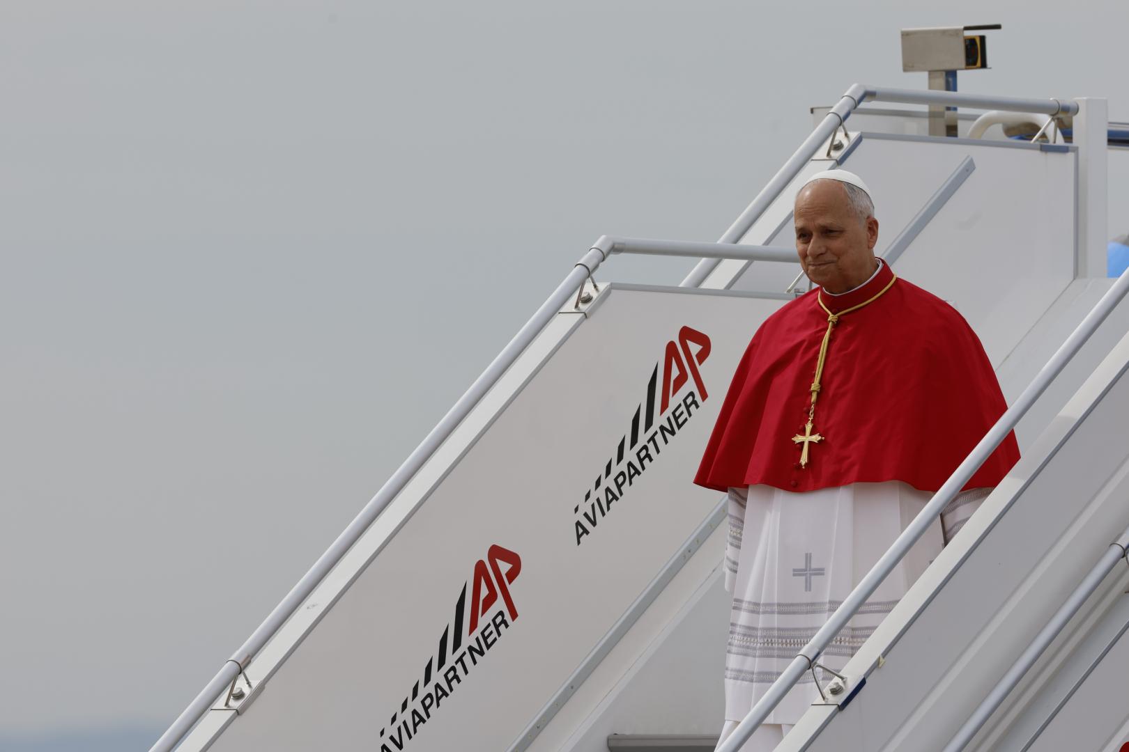 El papa León XIV baja la escalera del avión de ITA Airways en el que ha viajado a su llegada al aeropuerto de Adolfo Suárez Madrid-Barajas.