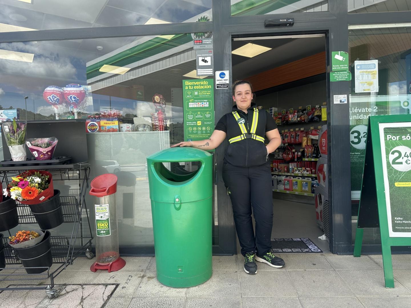 Aroa Mauleón Arza este sábado en su puesto de trabajo de la estación de servicio Área 99 de Estella.