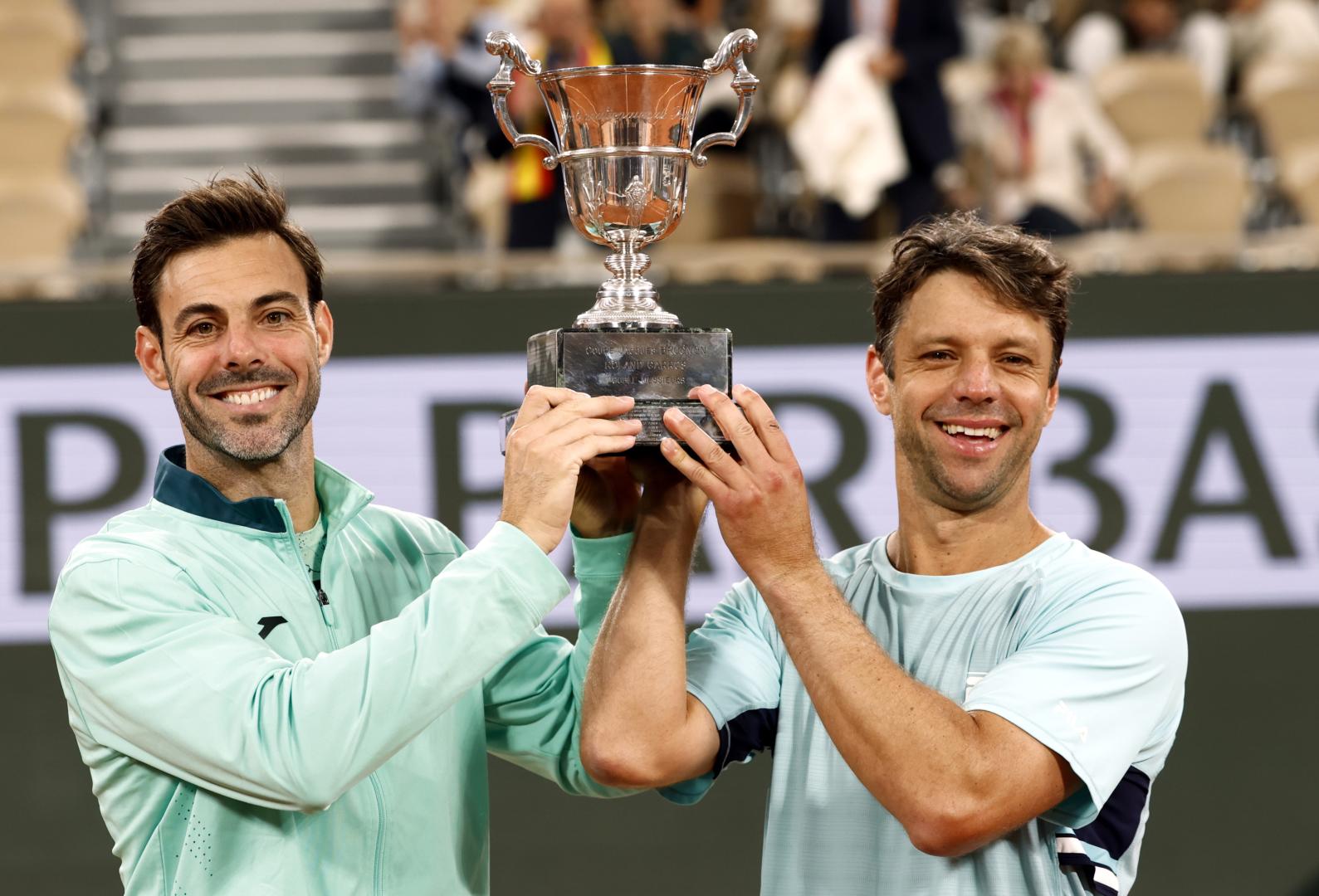 Marcel Granollers y Horacio Zeballos levantan el trofeo de dobles de Roland Garros.