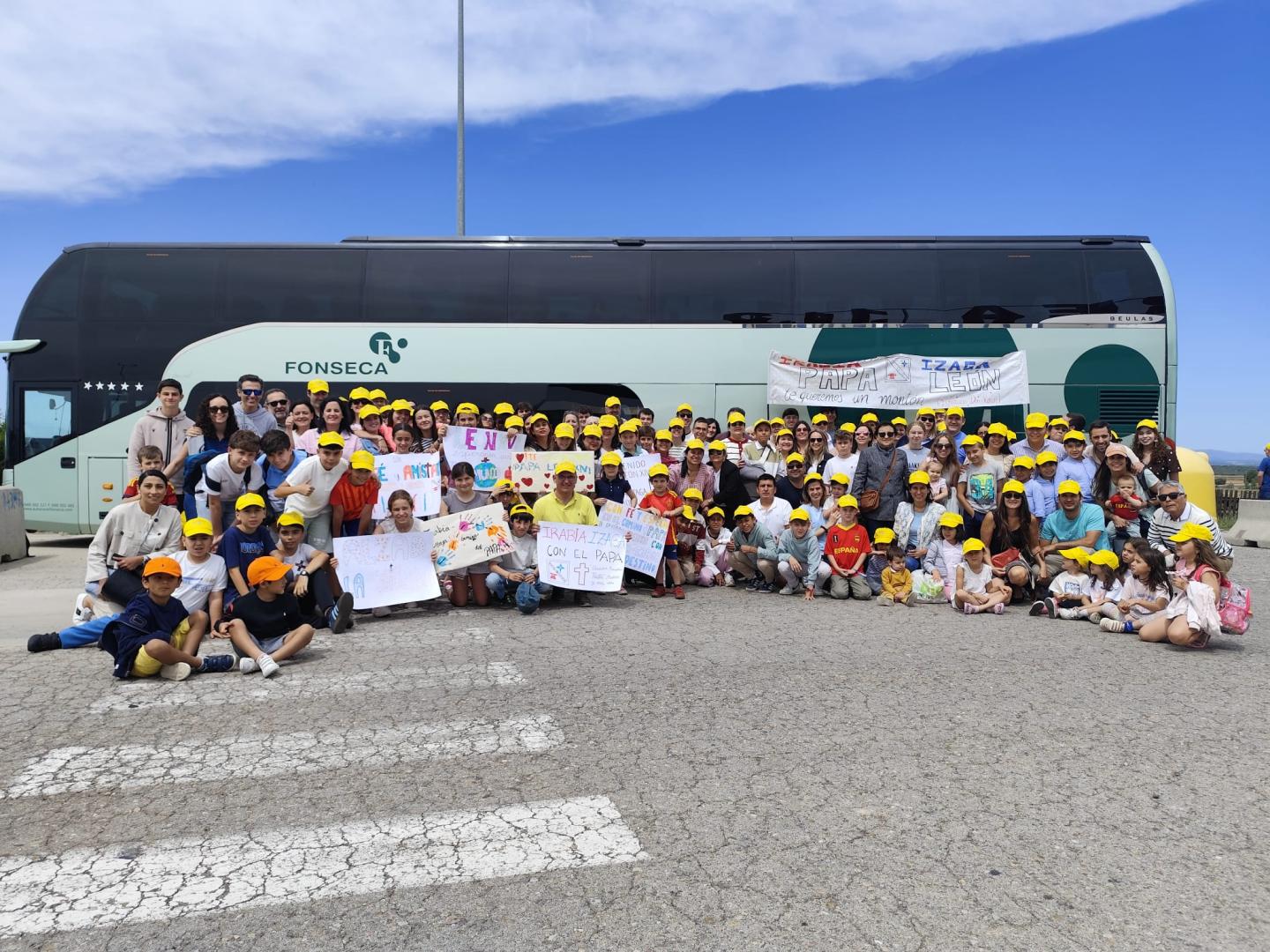 Familias del Colegio Irabia-Izaga este sábado en el viaje a Madrid para asistir al encuentro del Papa