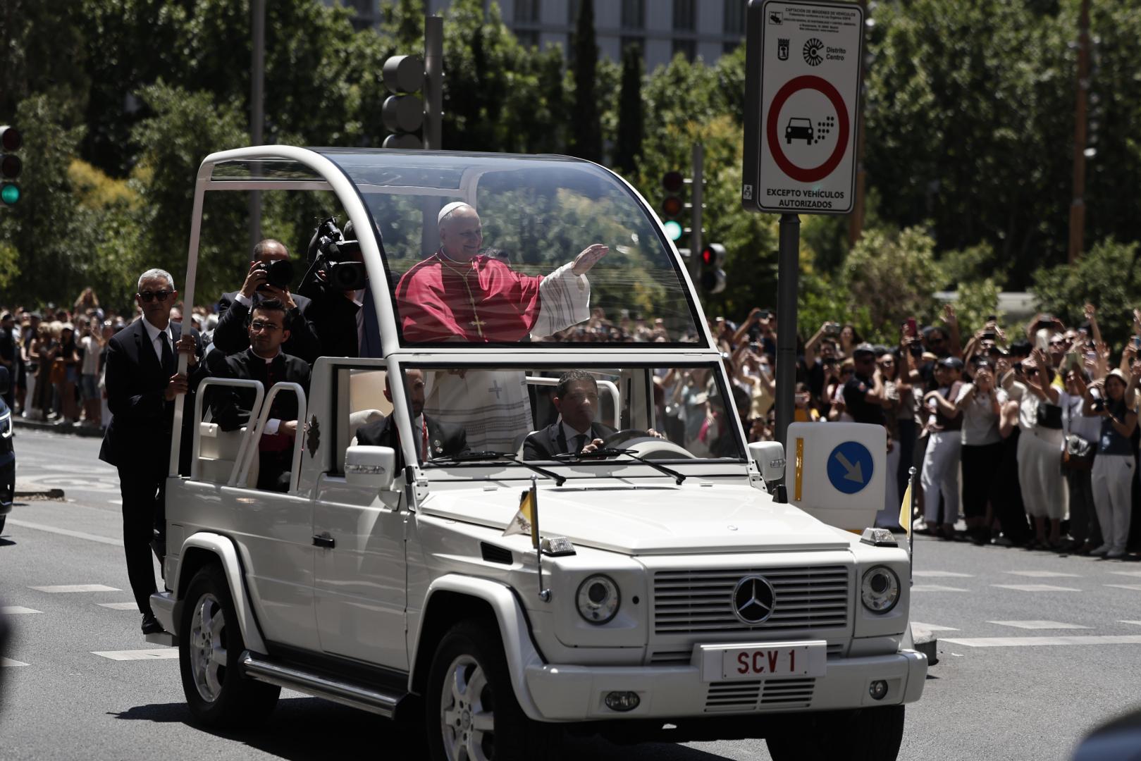 El papa León XIV saluda a los fieles en su recorrido por el centro de Madrid en el papamóvil