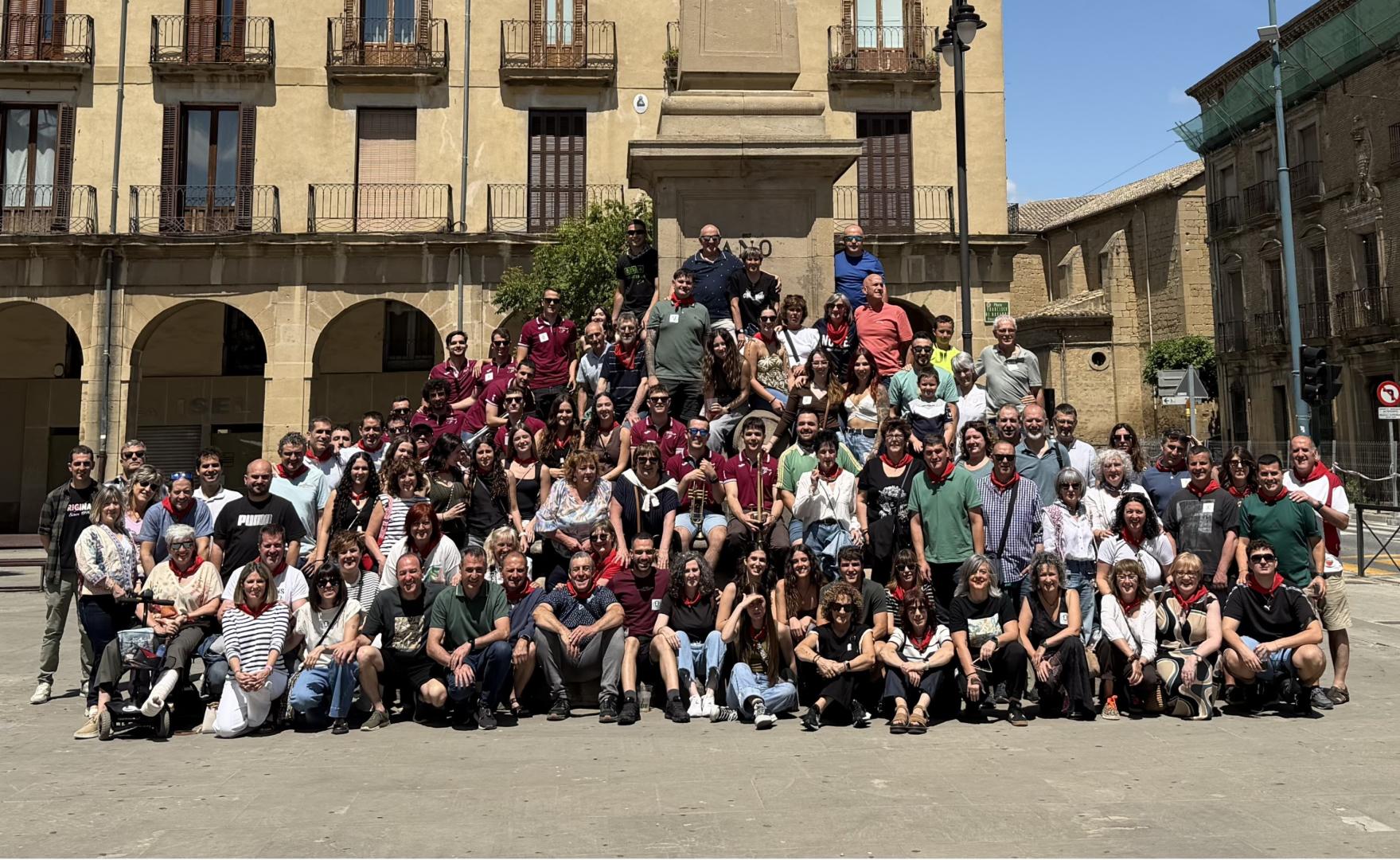 Integrantes de la Peña El Empuje de Tafalla, en la celebración de su aniversario
